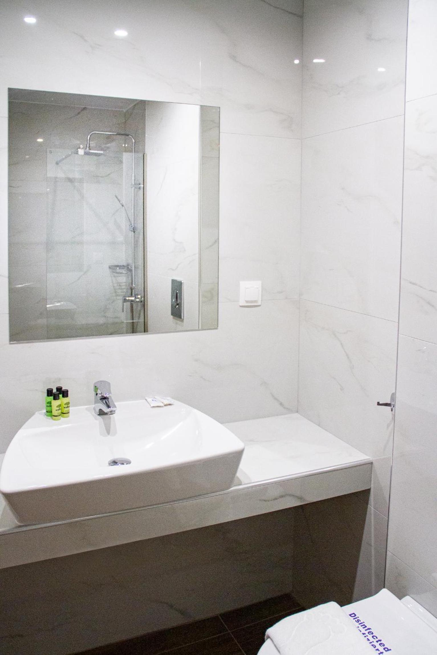 Double or Twin Room with Balcony - Photo 7