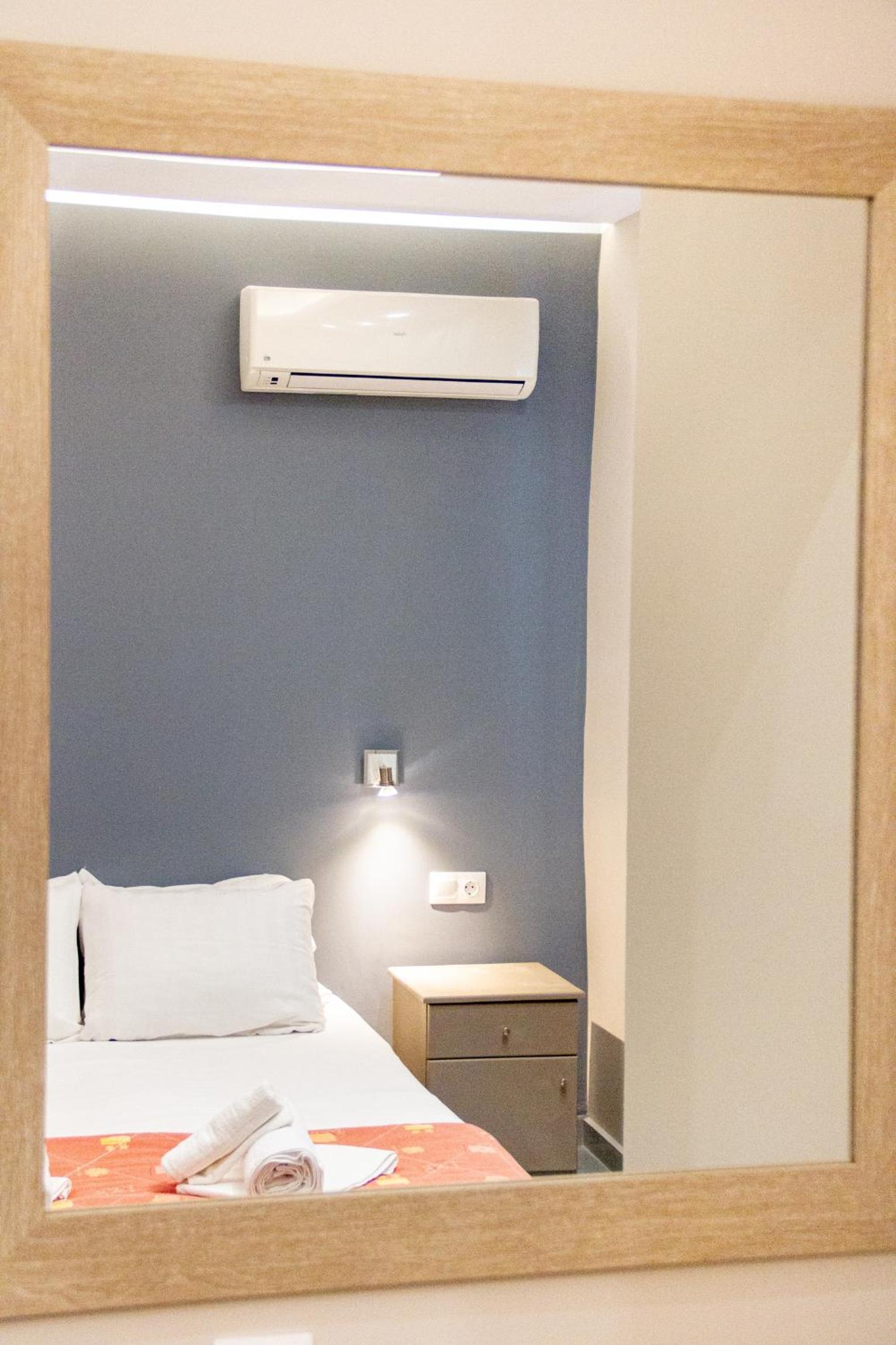Double or Twin Room with Balcony - Photo 9