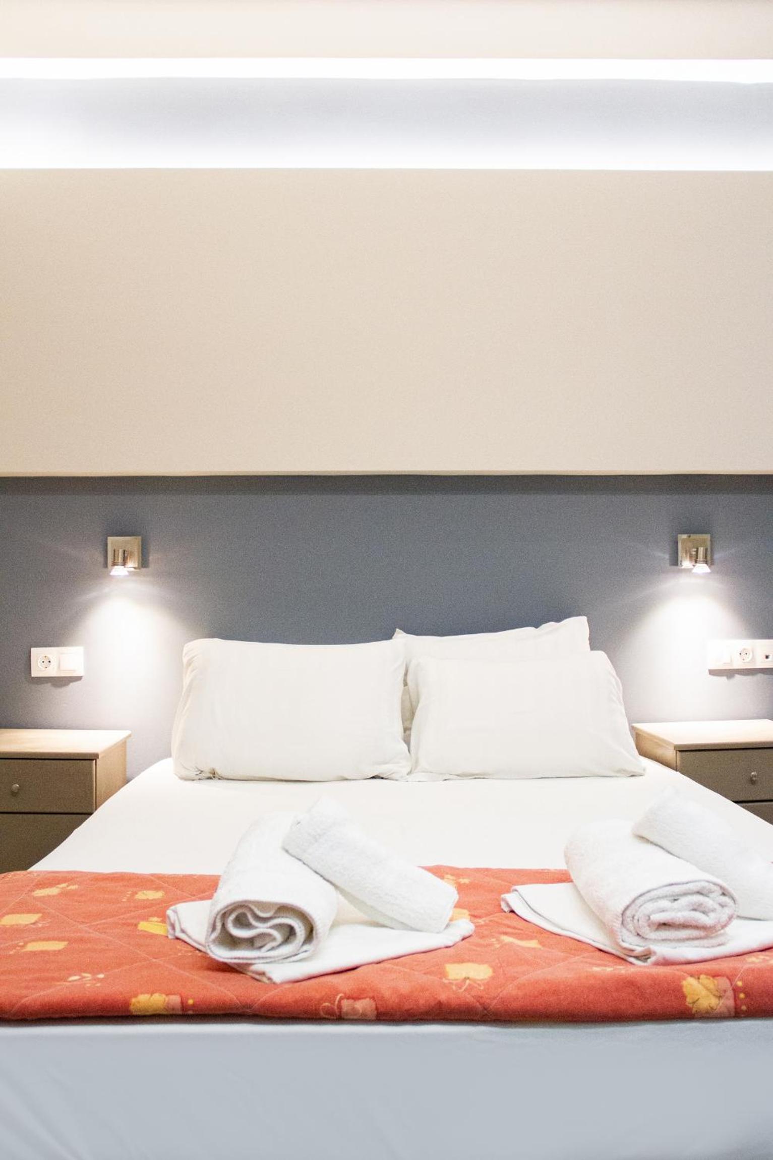 Double or Twin Room with Balcony - Photo 6