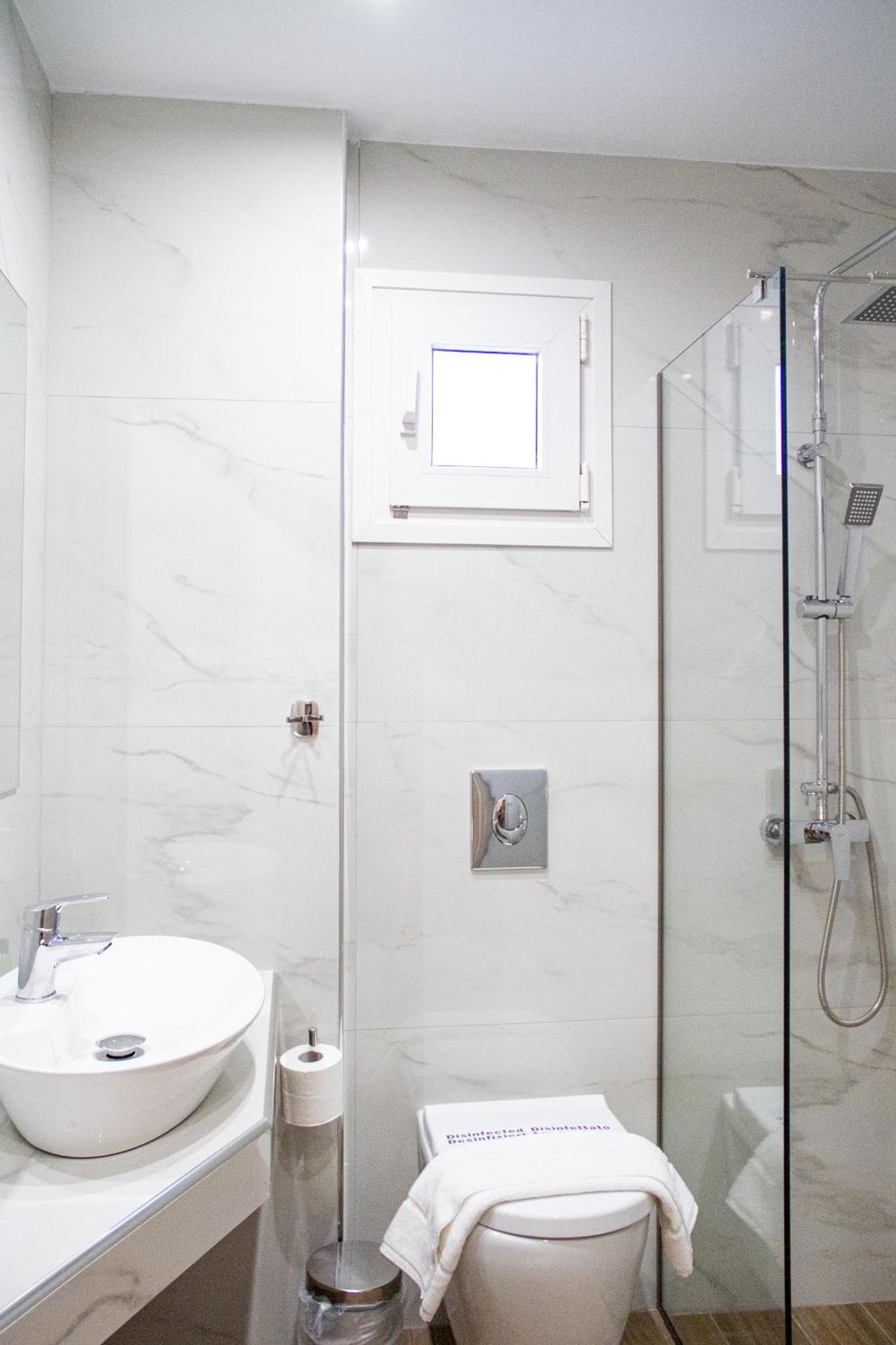 Double or Twin Room with Balcony - Photo 10