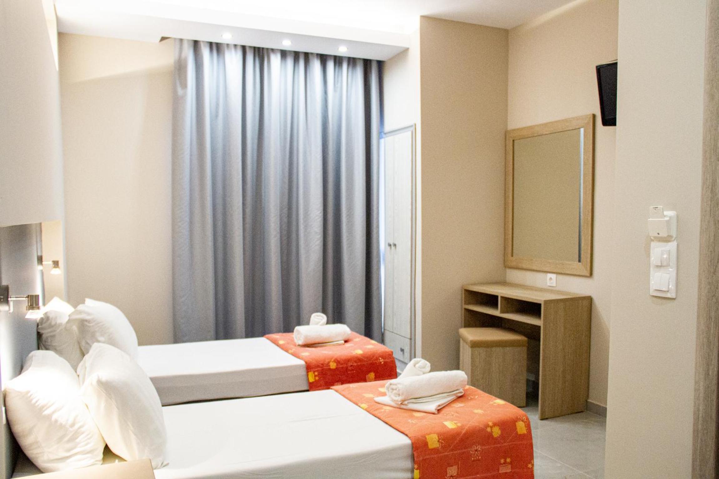 Double or Twin Room with Balcony - Photo 8