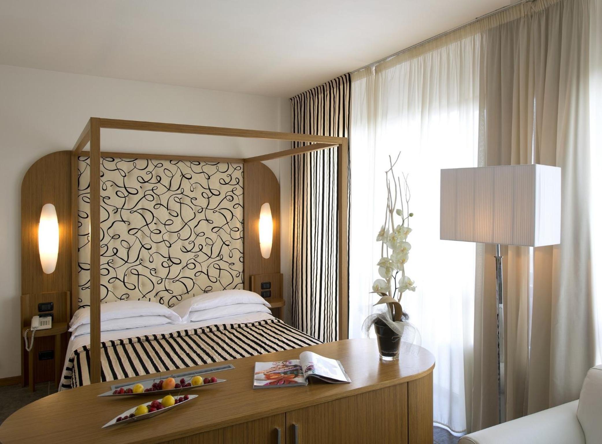 Junior Suite with Spa Access - Photo 10