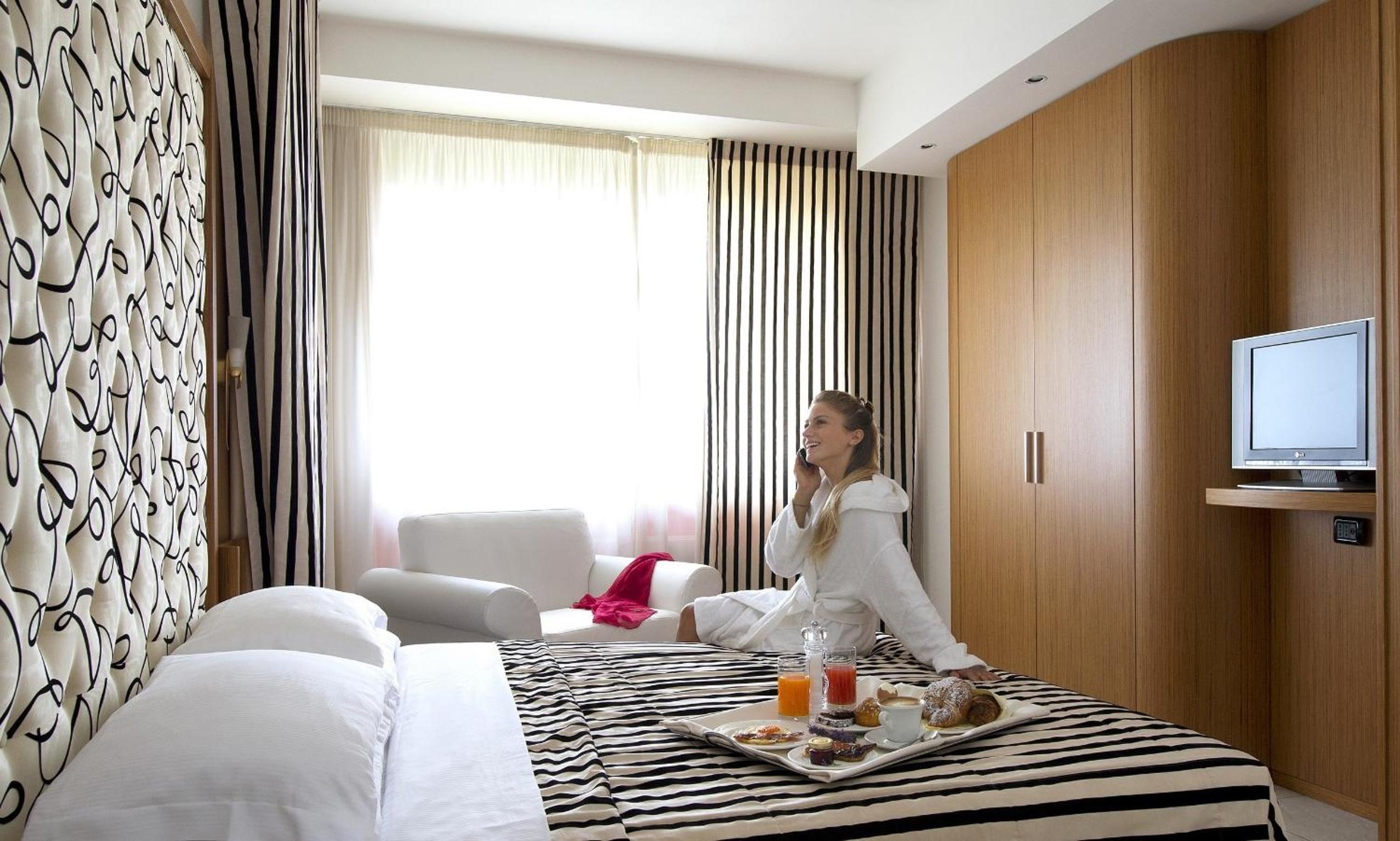 Junior Suite with Spa Access - Photo 9