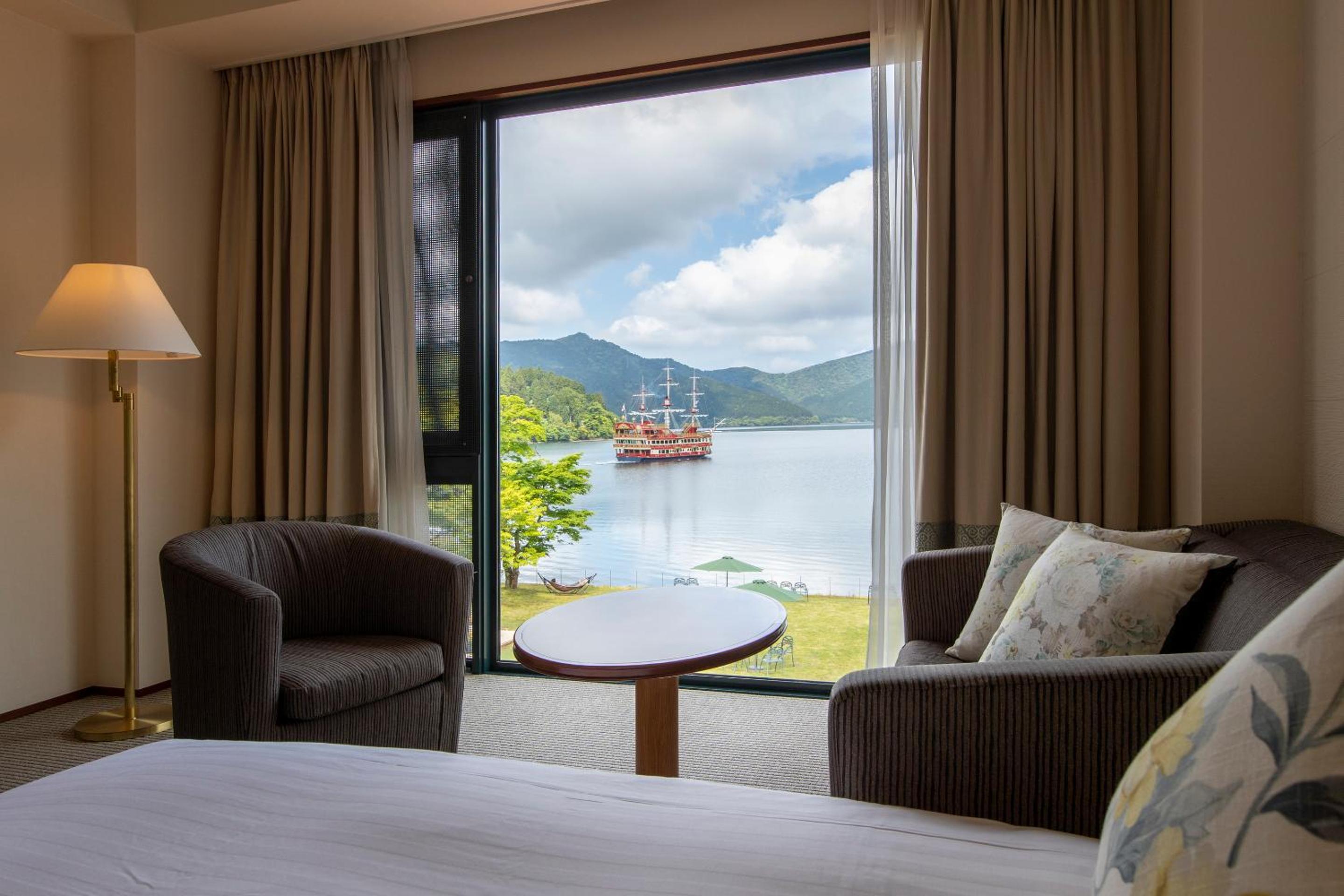 Superior Twin Room with Lake View - Photo 8