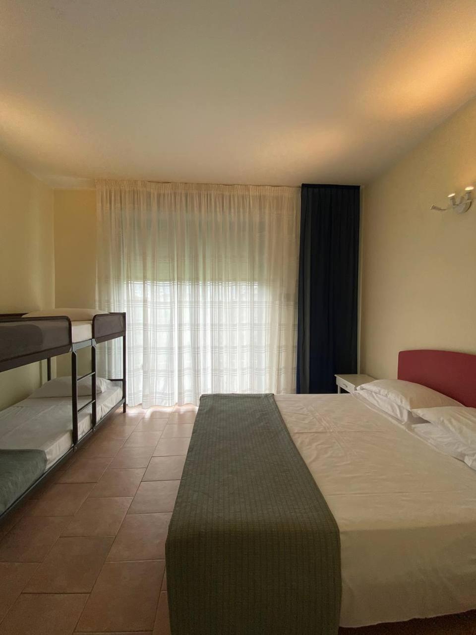 Comfort Quadruple Room with Balcony - Photo 2