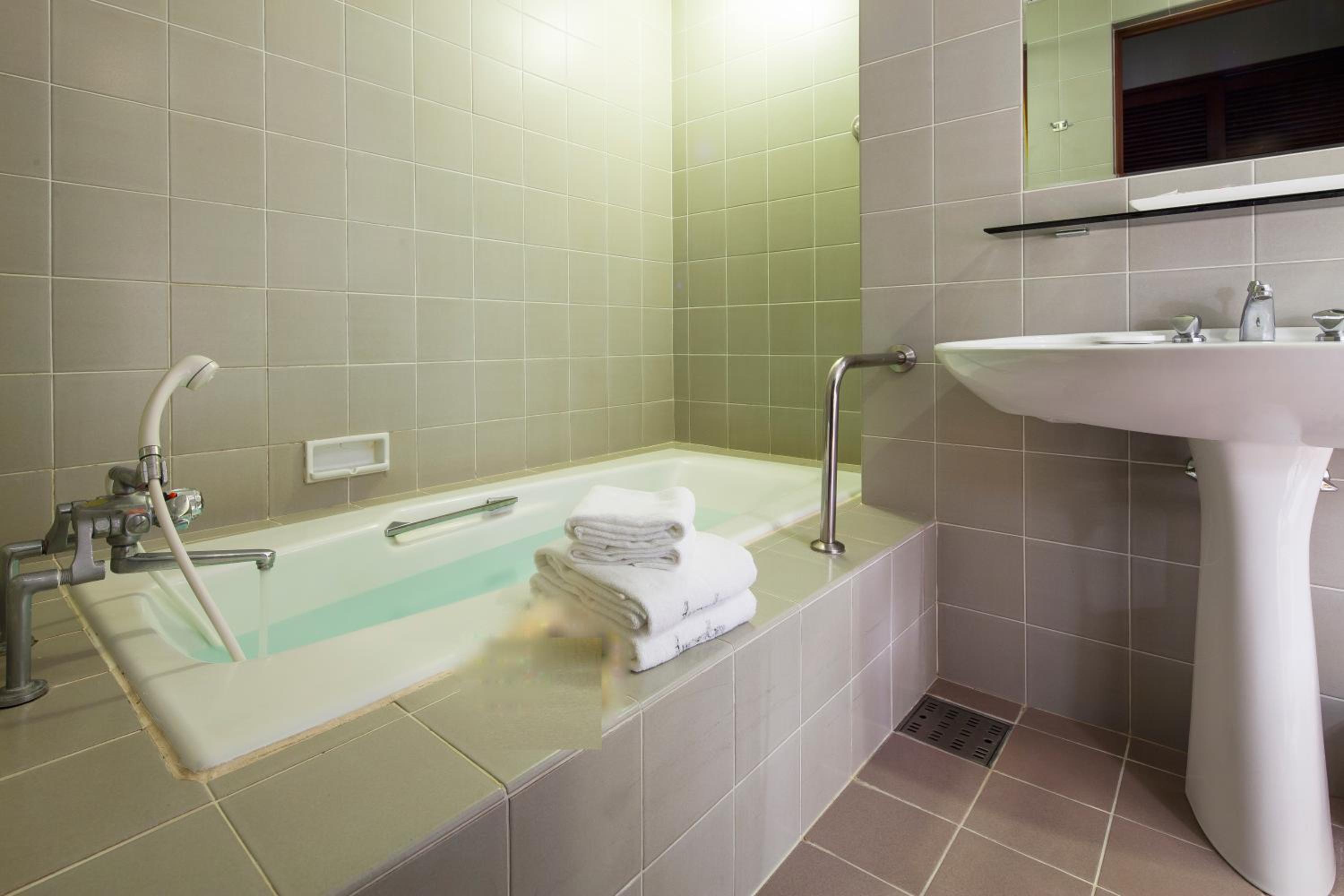 Superior Twin Room with Lake View - Photo 6