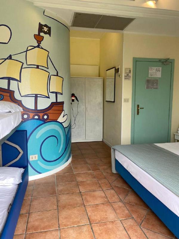 Comfort Quadruple Room with Balcony - Photo 5