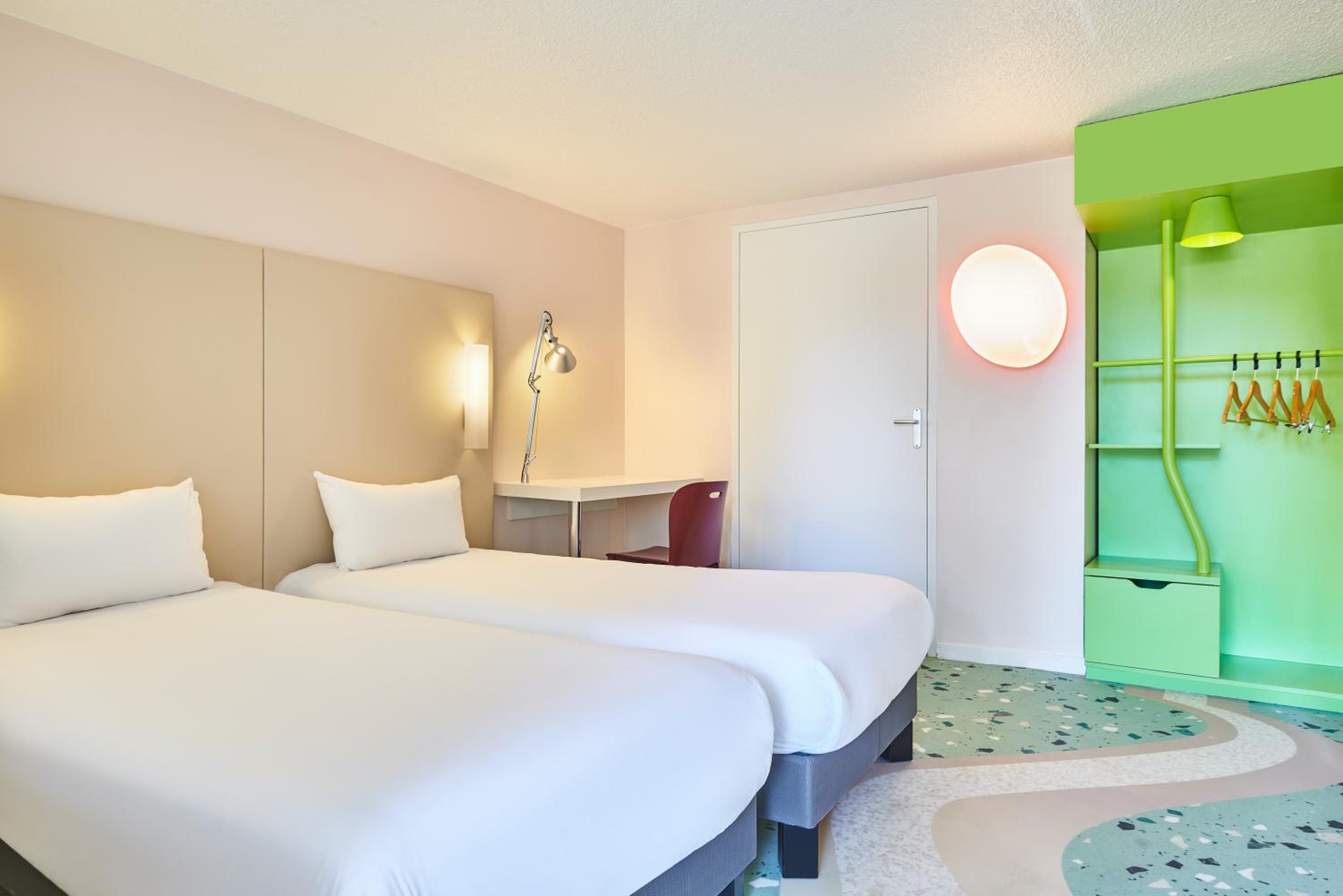 Pop room with 2 single beds photo 1