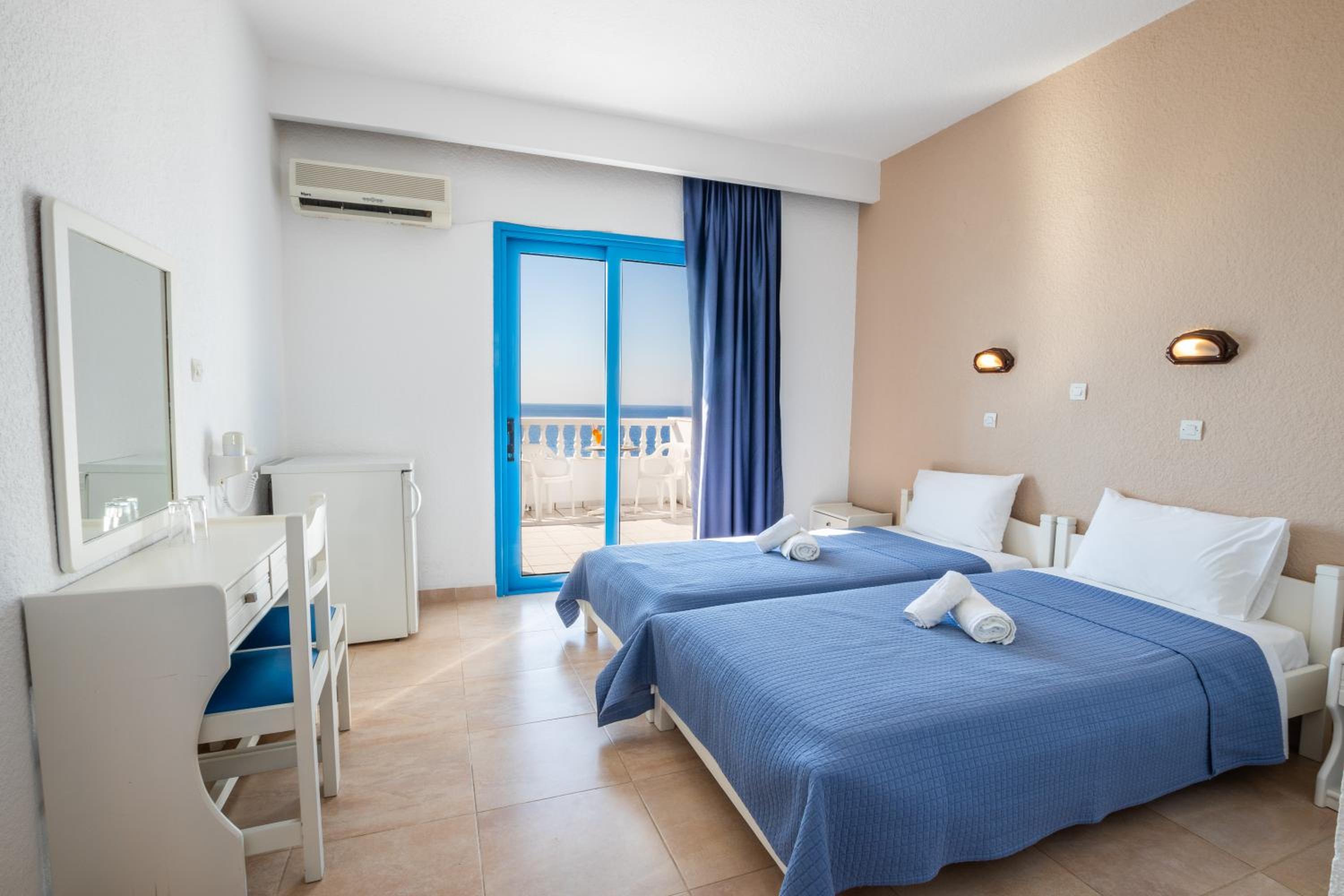 Twin Room with Sea View photo 1