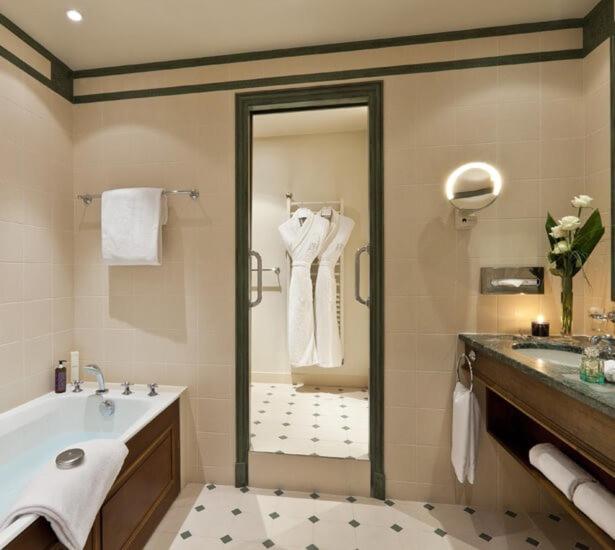 Deluxe Room with Sea View - Photo 4