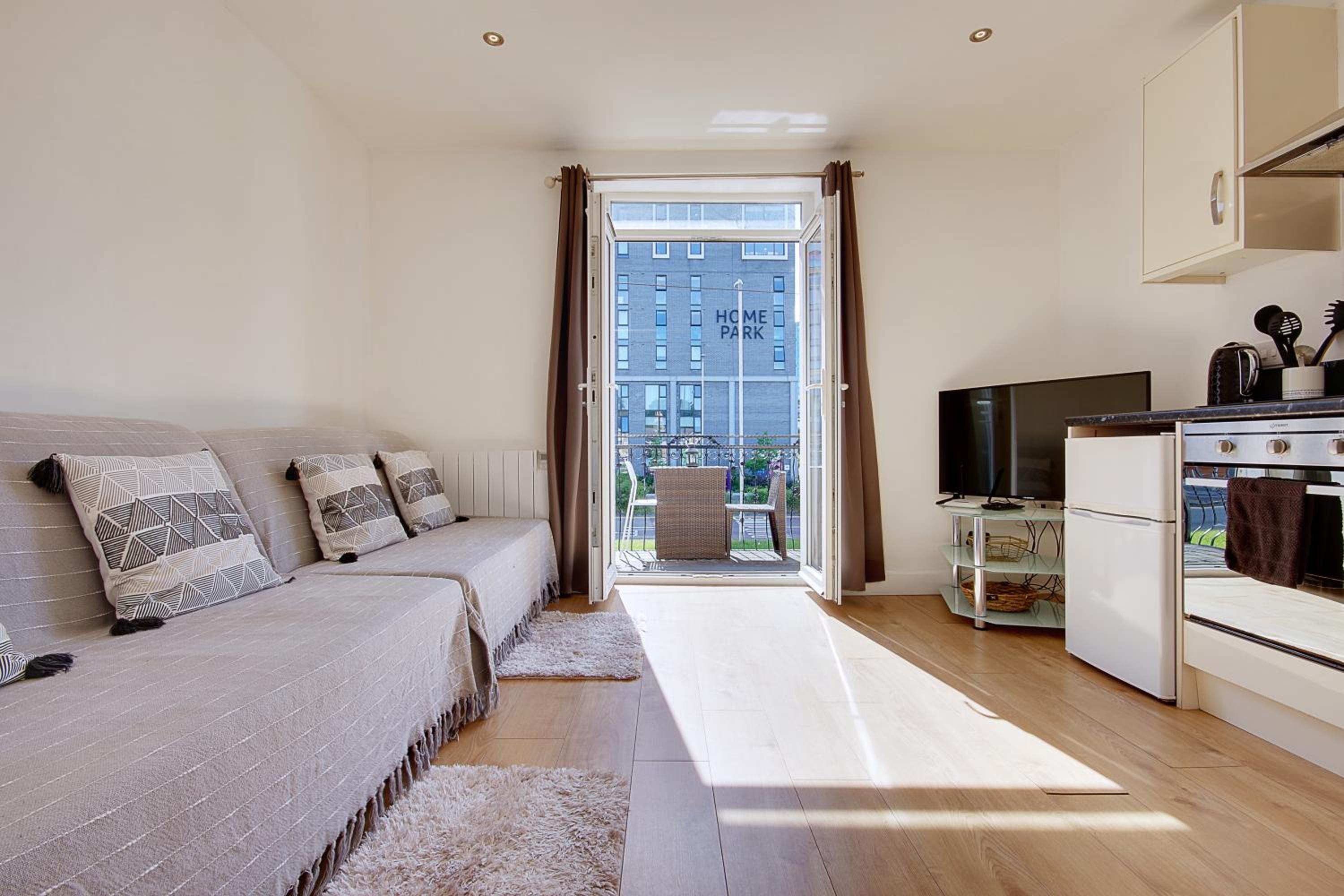 Apartment with Balcony photo 1