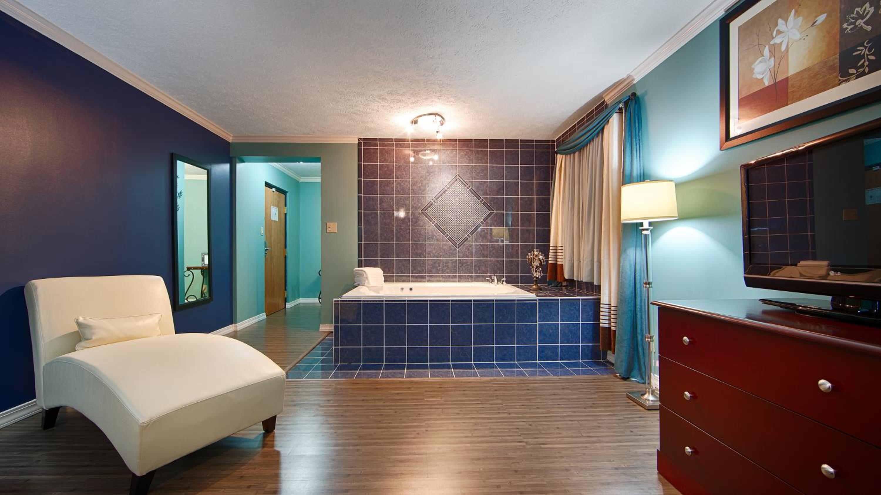 Honeymoon Suite with Hot Tub photo 3