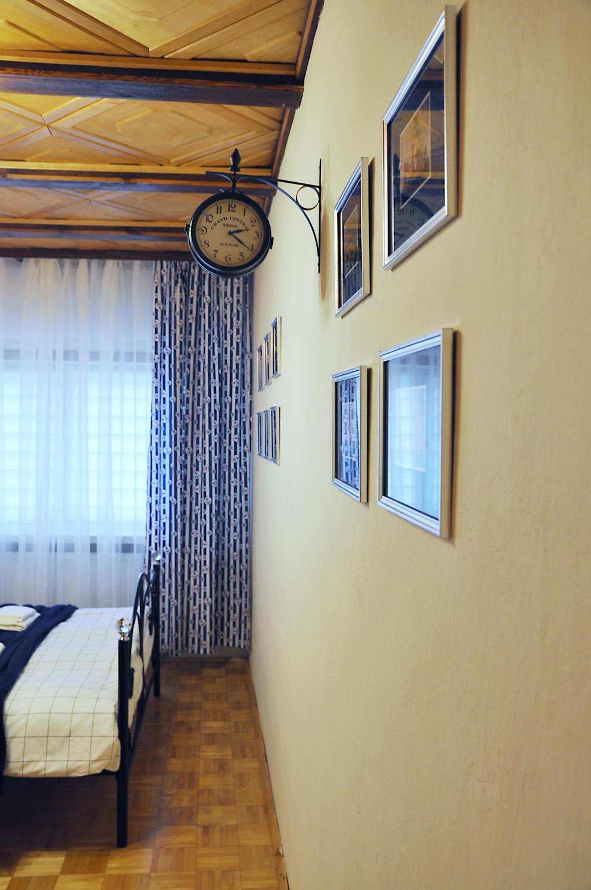 Standard Family Room - Photo 16