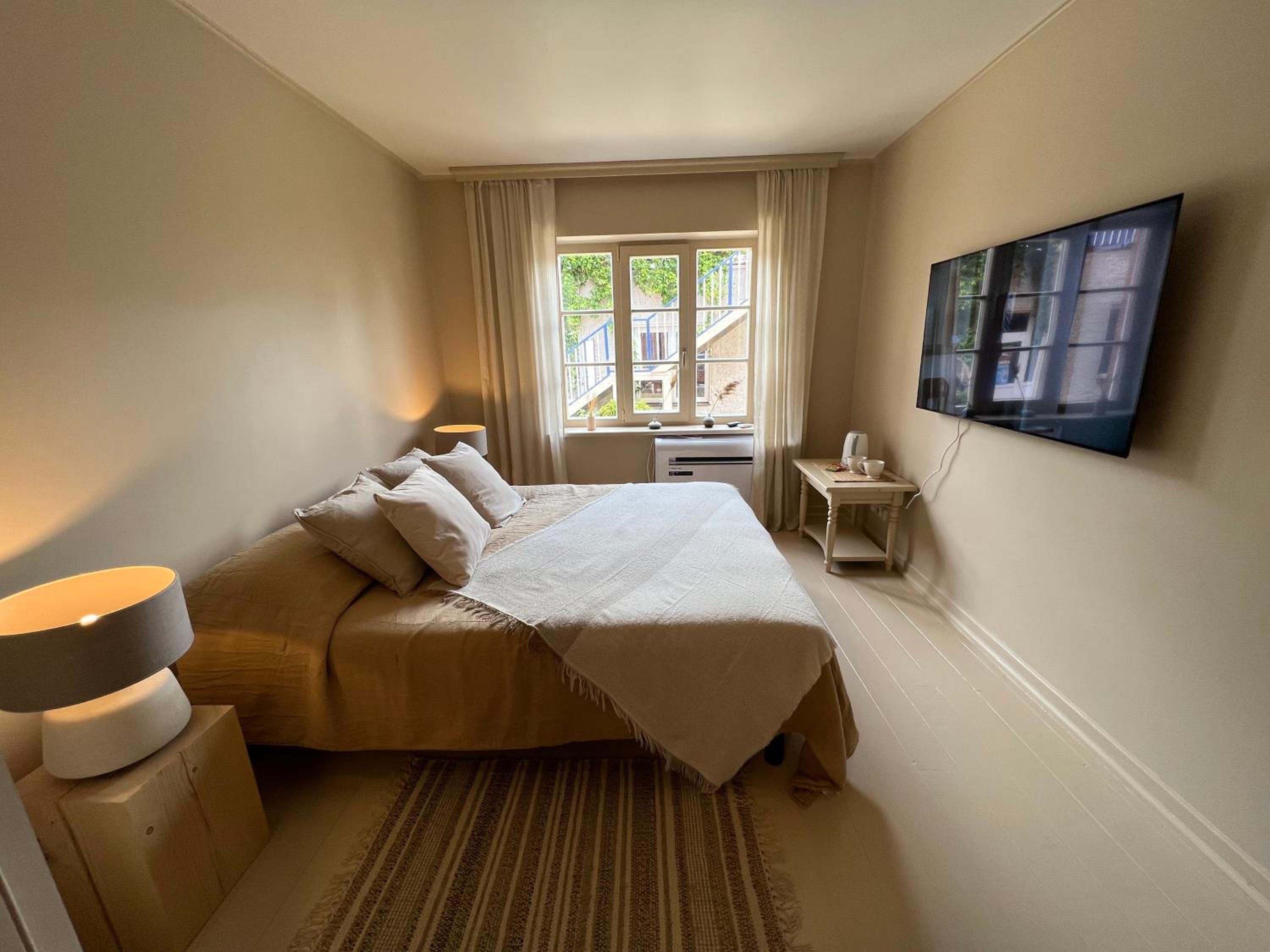 One-Bedroom Apartment - Photo 17