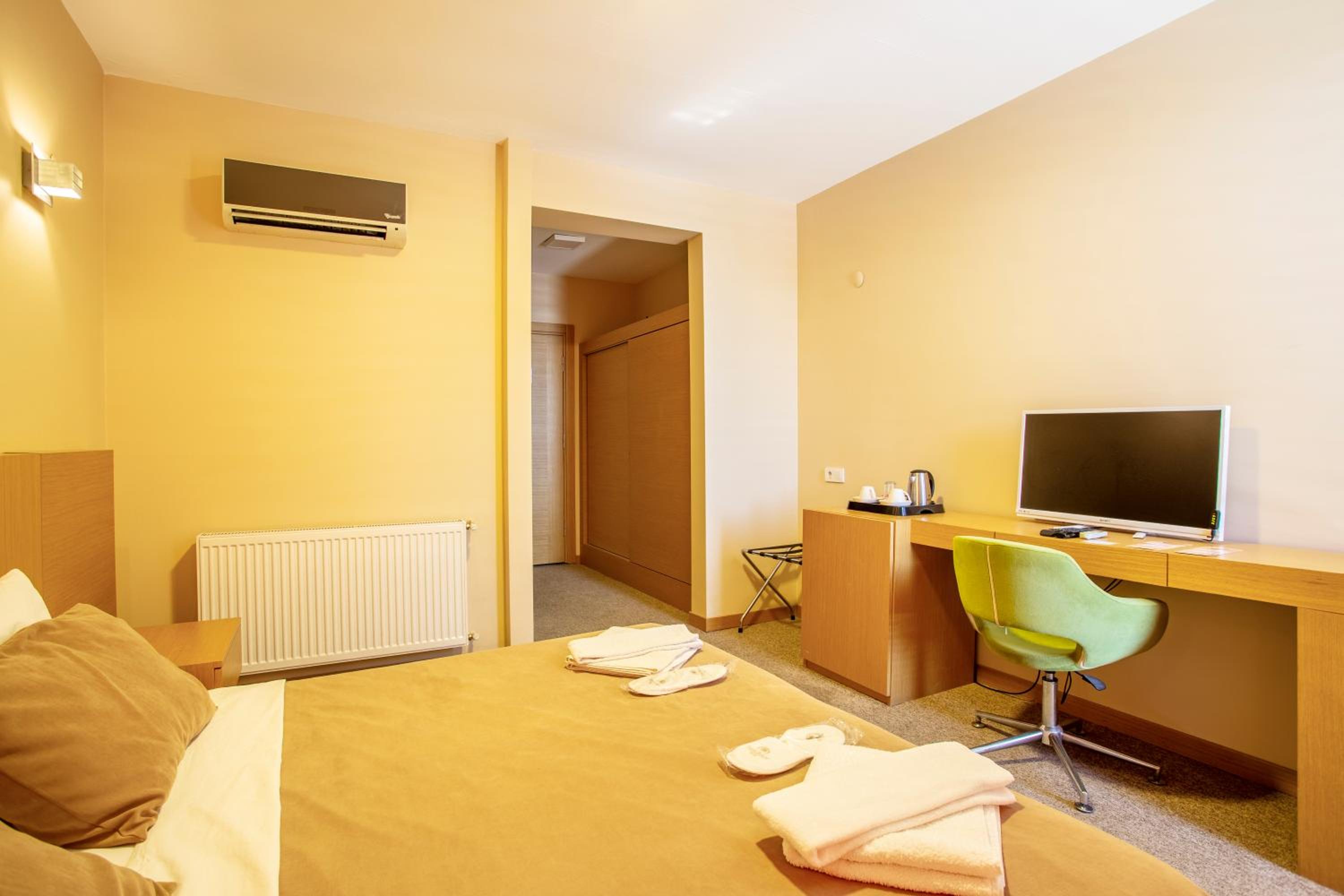 Double Room with Lake View and Pool Access photo 3