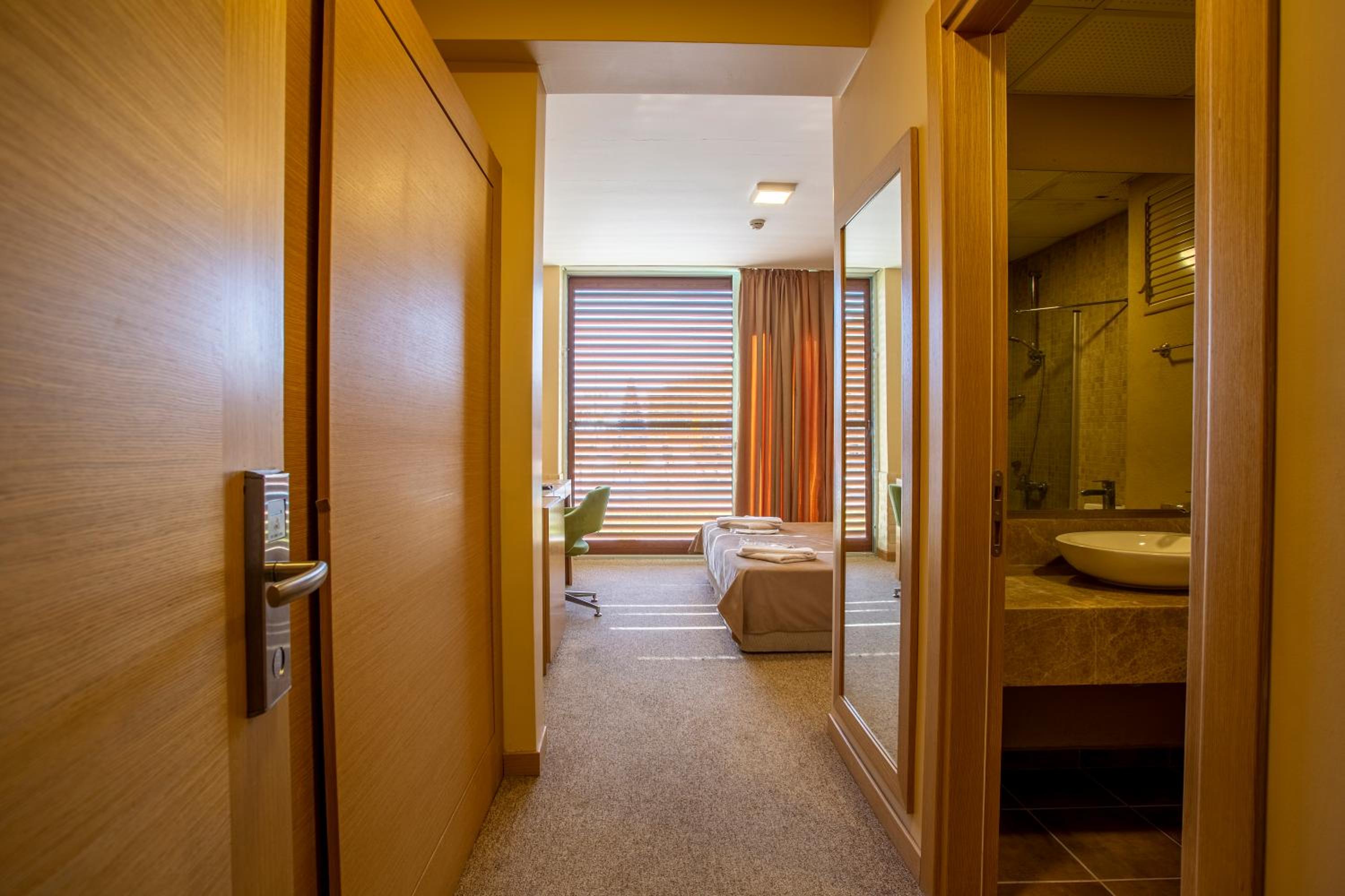 Double Room with Lake View and Pool Access