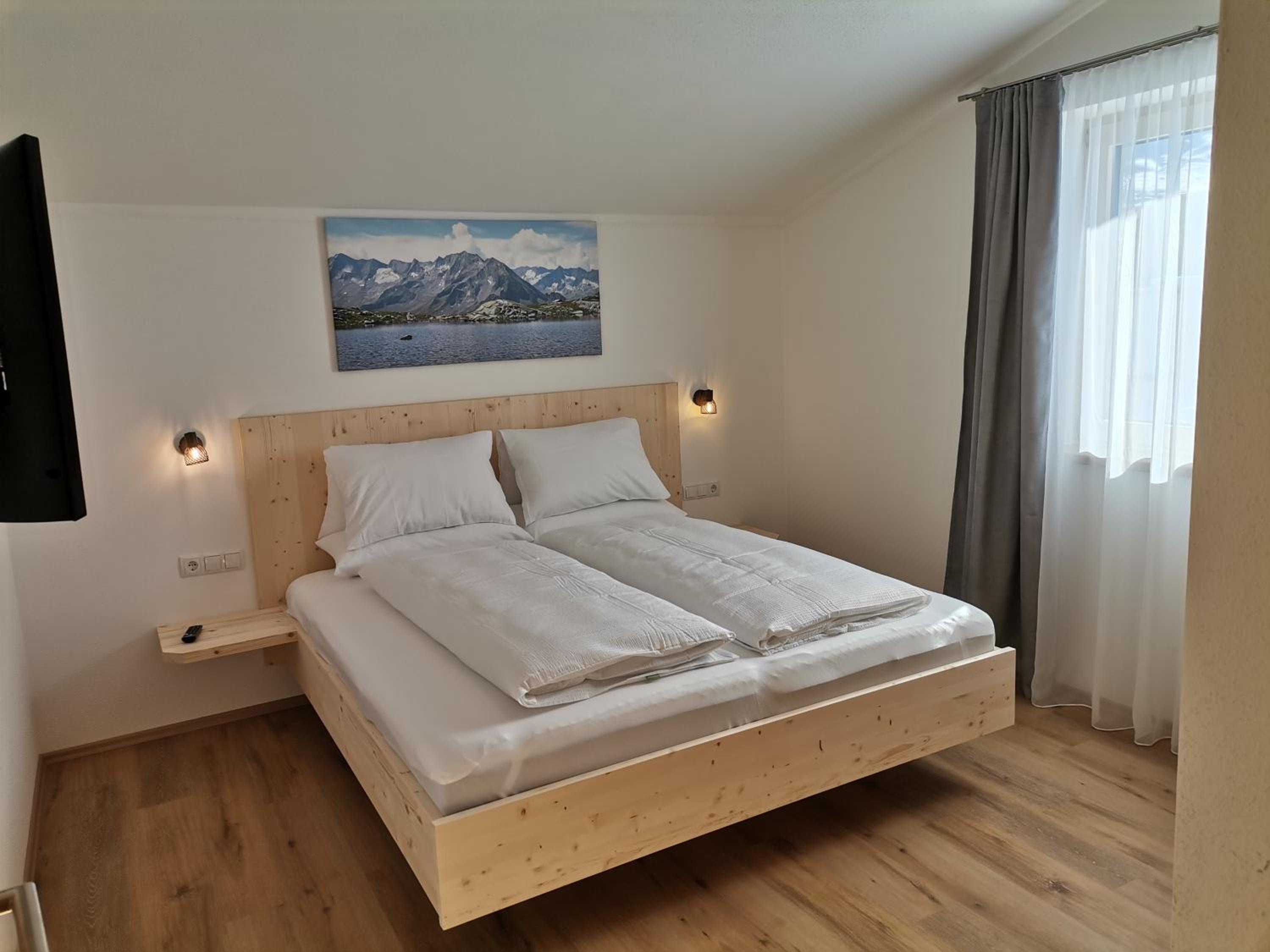 Three-Bedroom Apartment with Mountain View photo 3