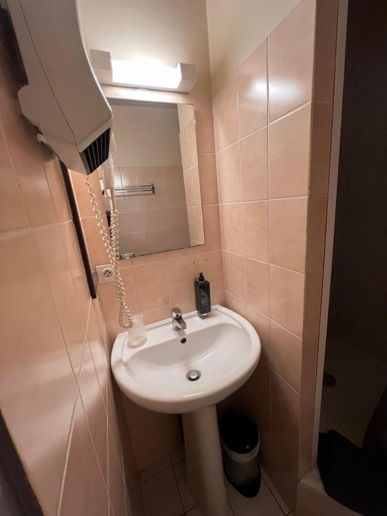 Twin Room with Shower photo 3
