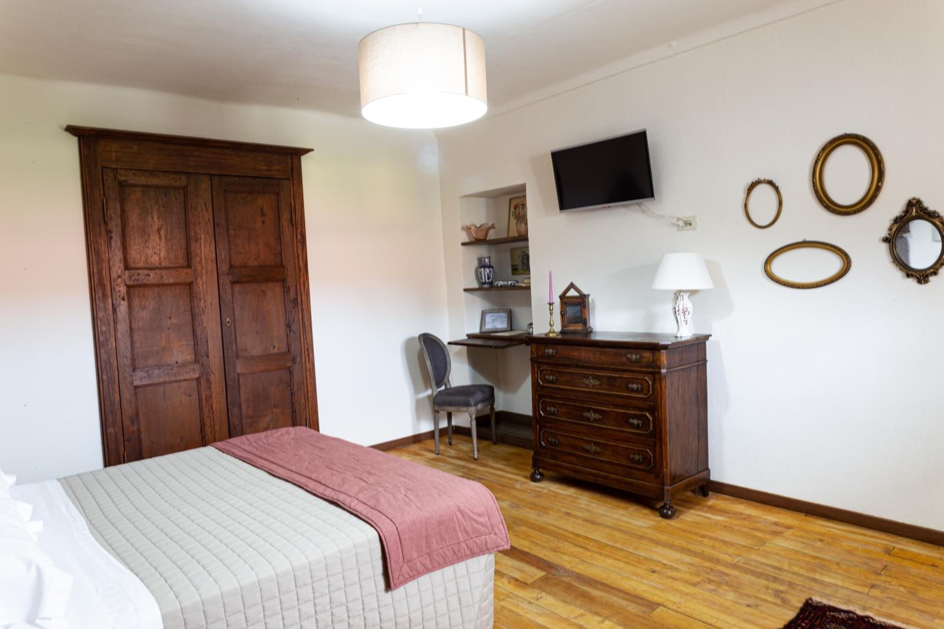 Deluxe Room (2 Adults + 1 Child)