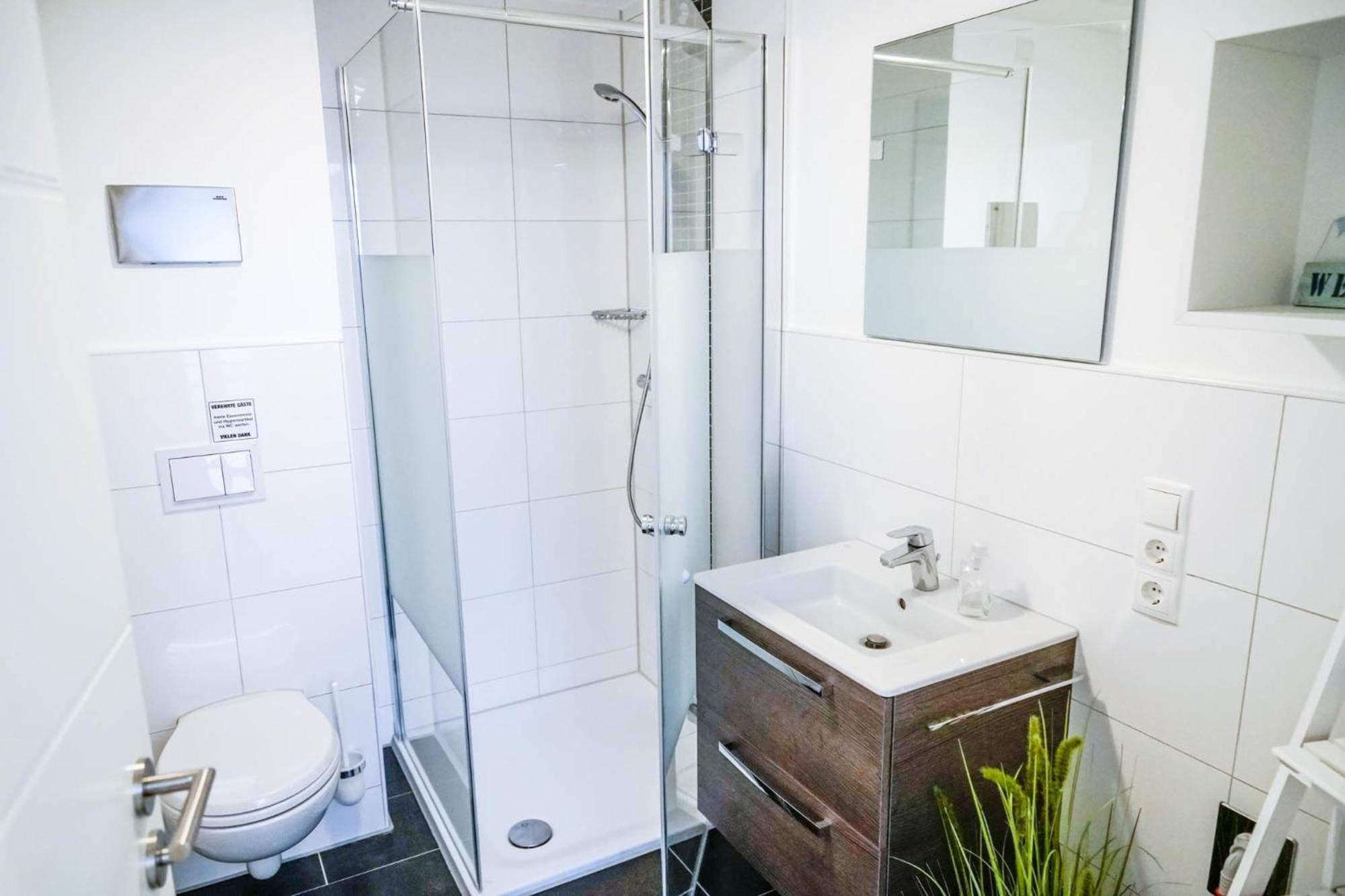Three-Bedroom Apartment with Shower photo 2