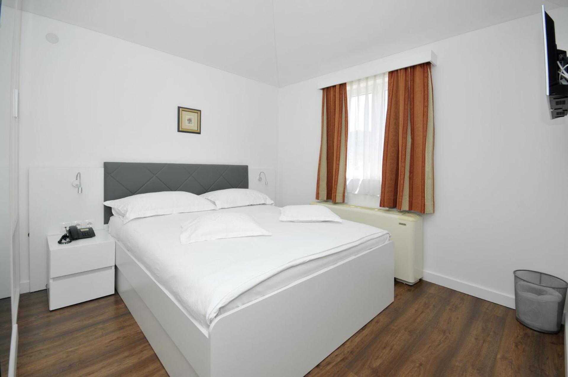 Double Room - Photo 2