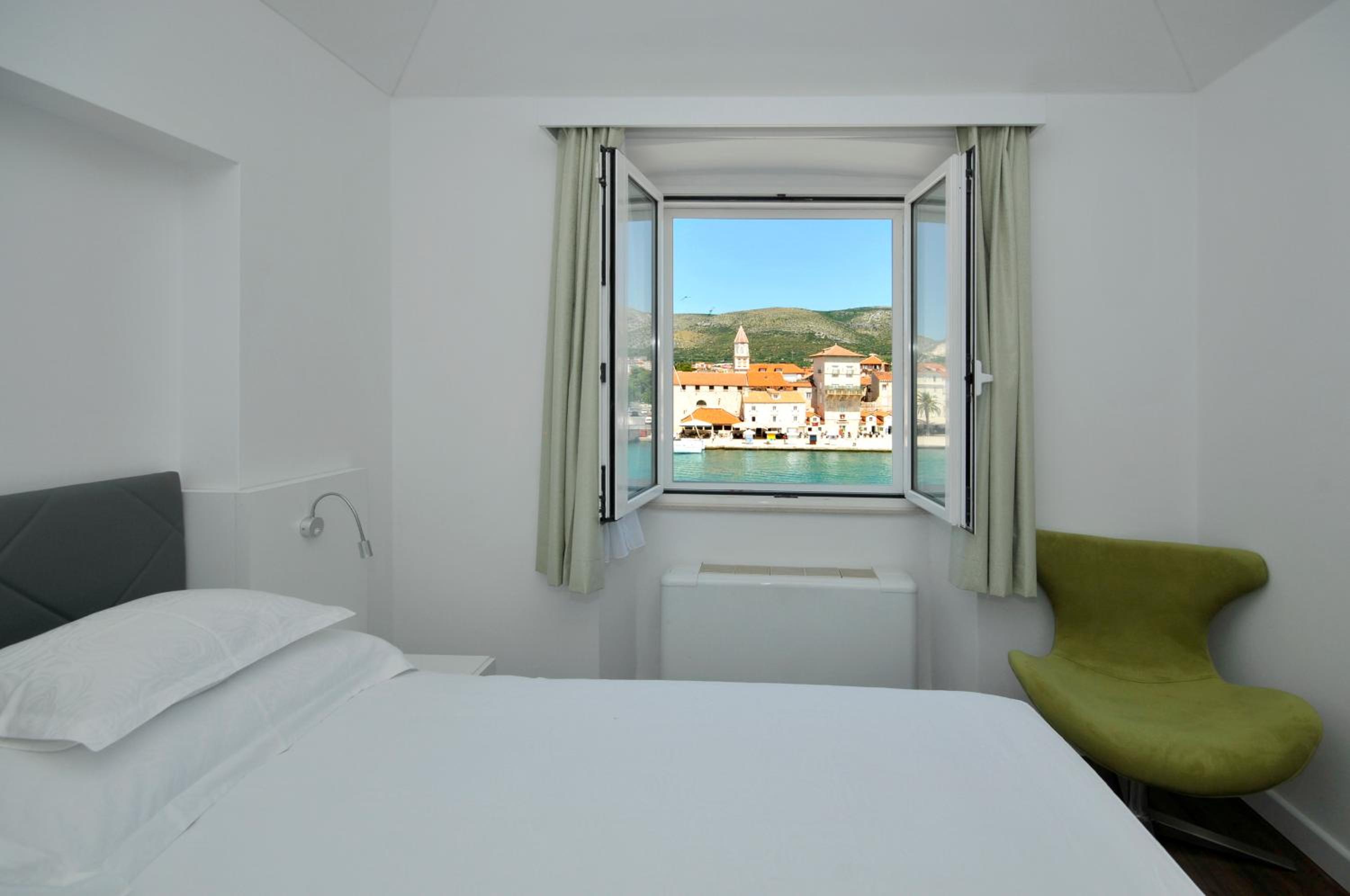 Double Room with Sea View - Photo 2