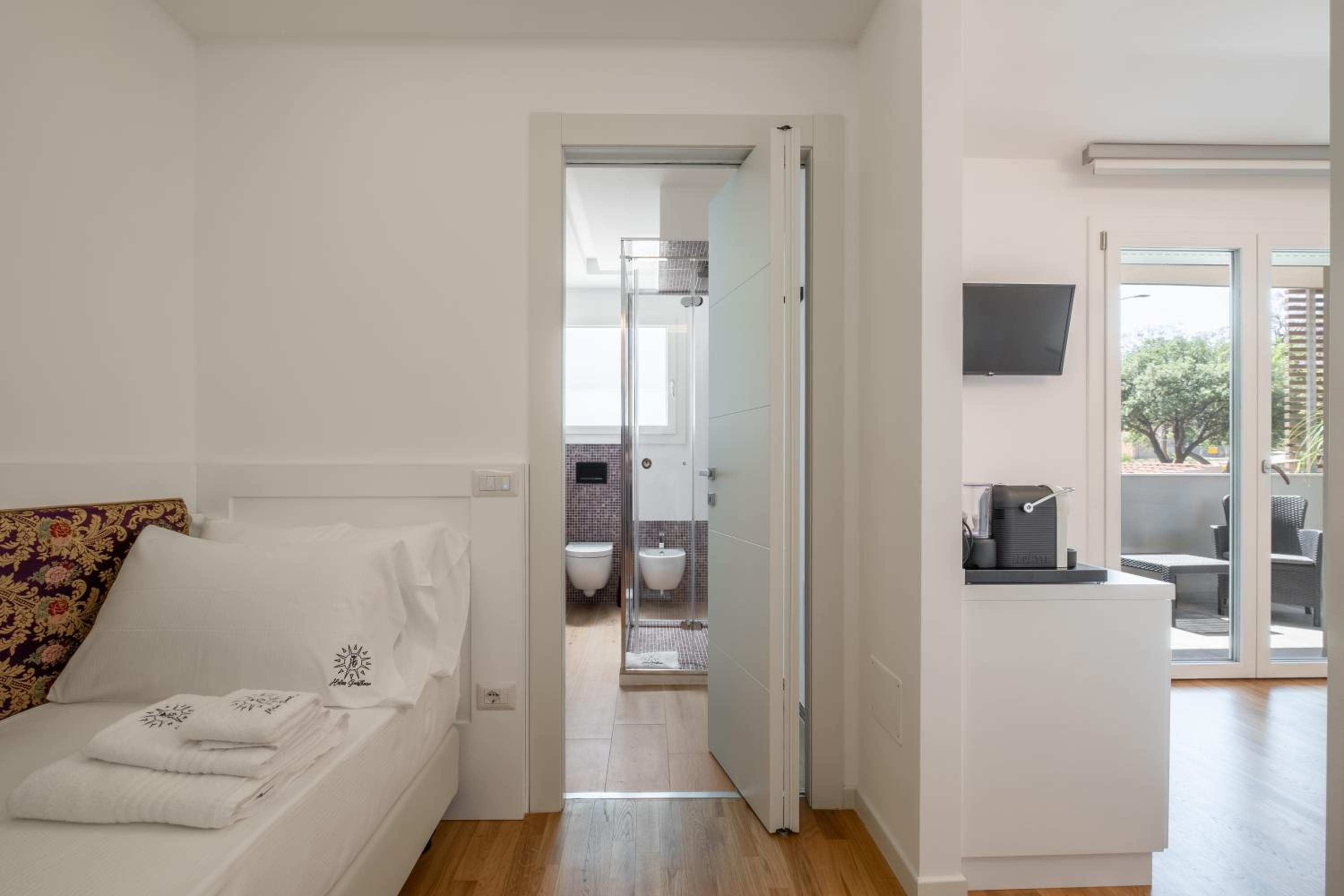 Triple Room with Private Bathroom - Photo 7
