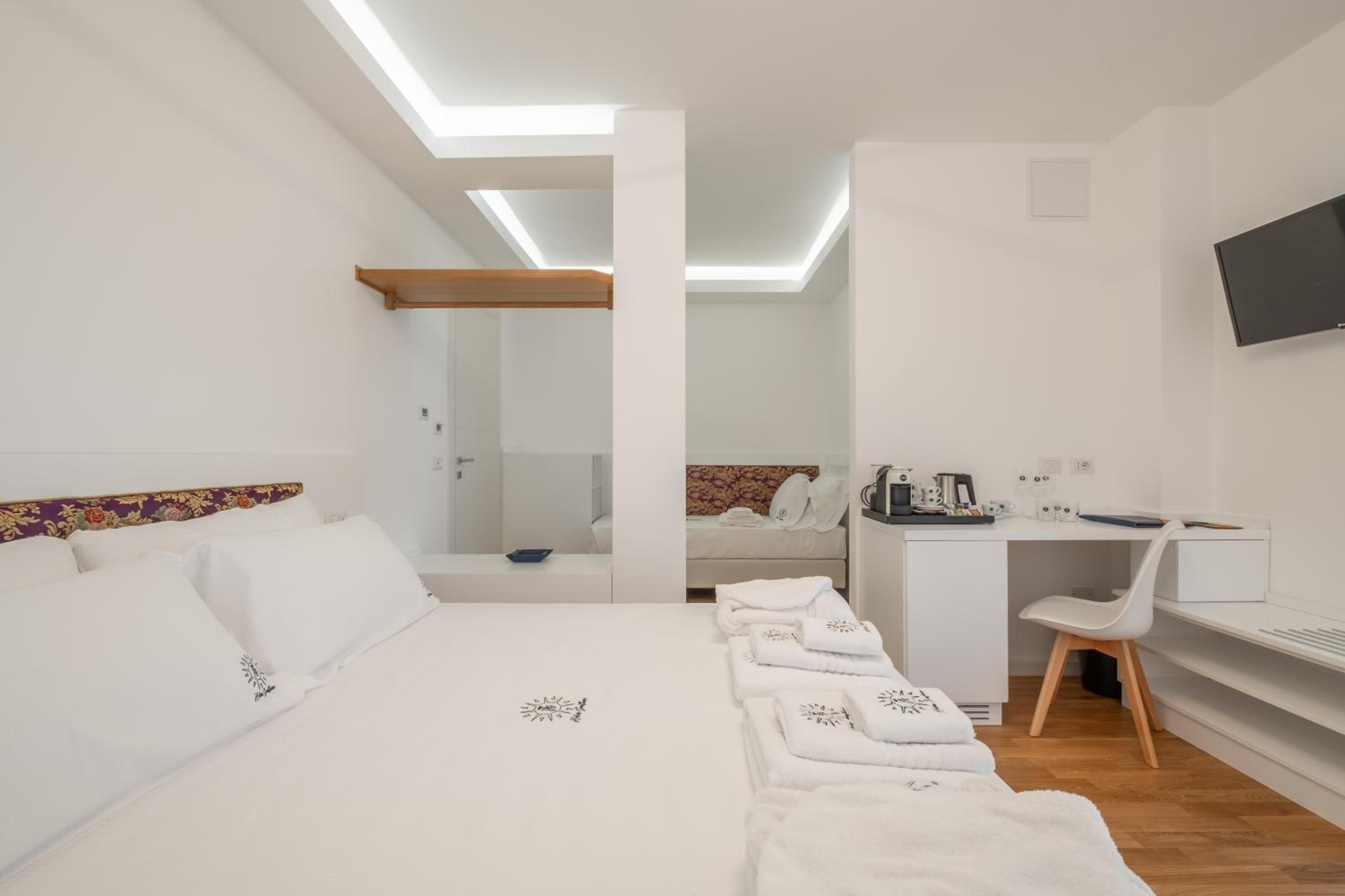 Triple Room with Private Bathroom - Photo 8