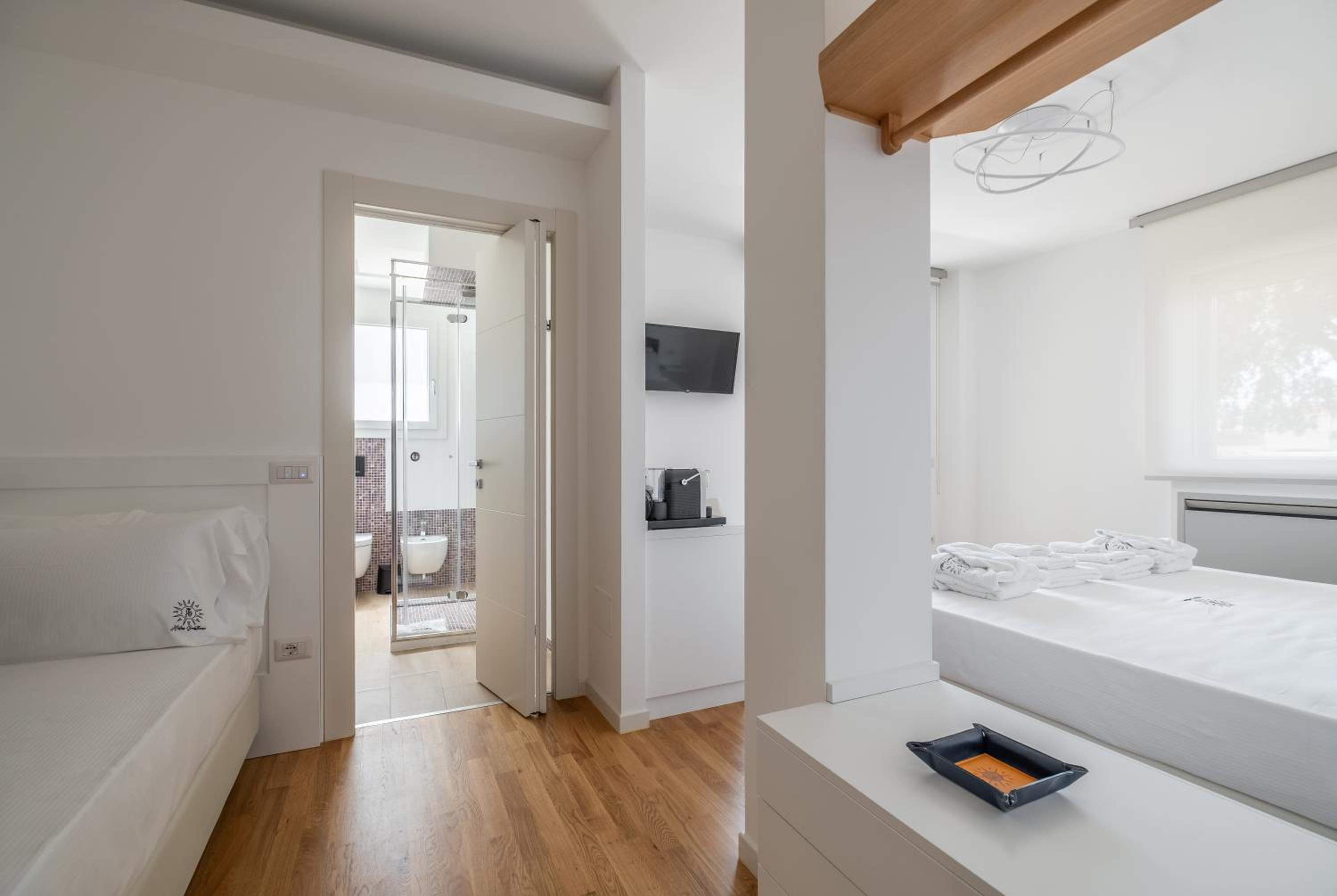 Triple Room with Private Bathroom - Photo 11