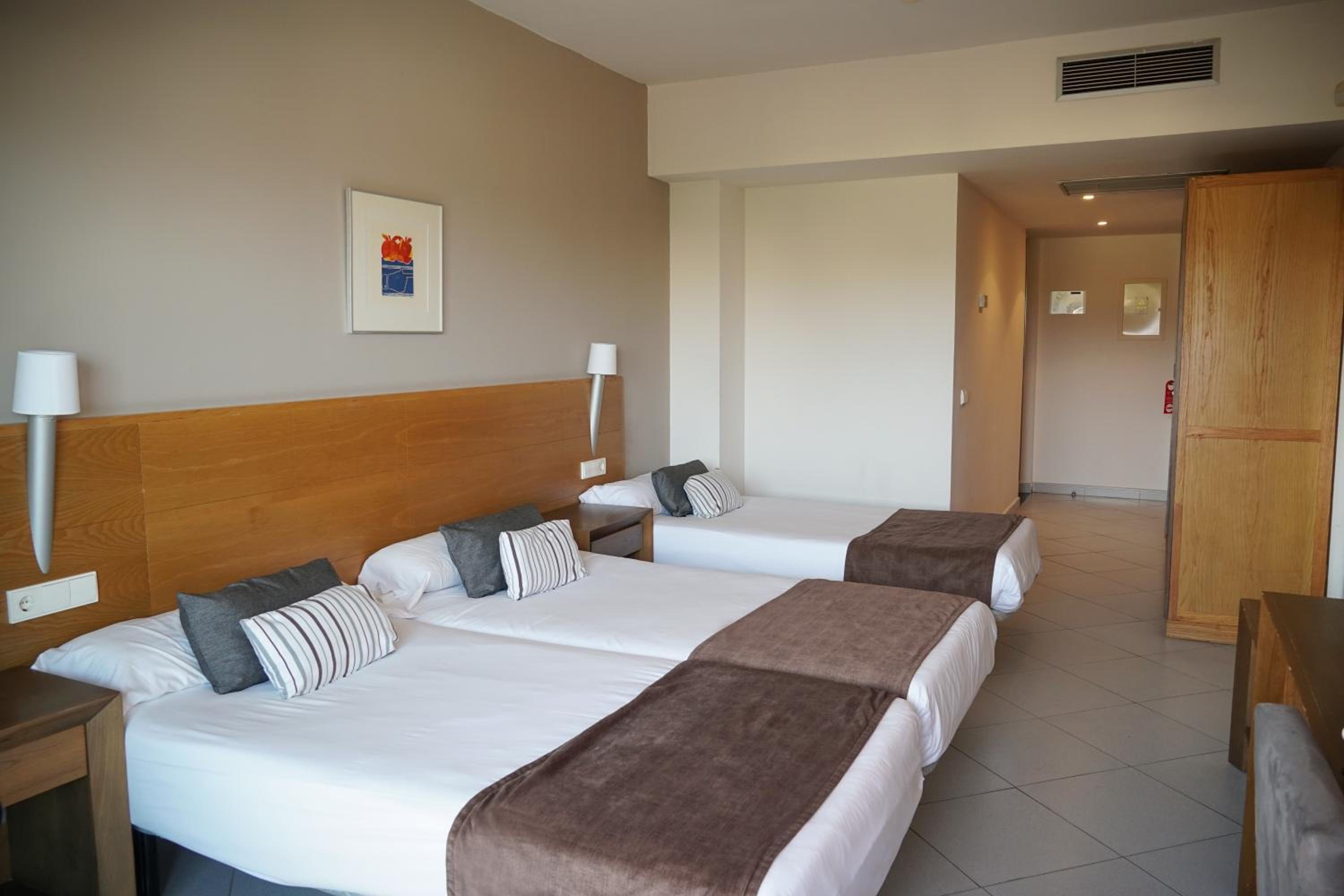 Family Suite (3 Adults) - Photo 7