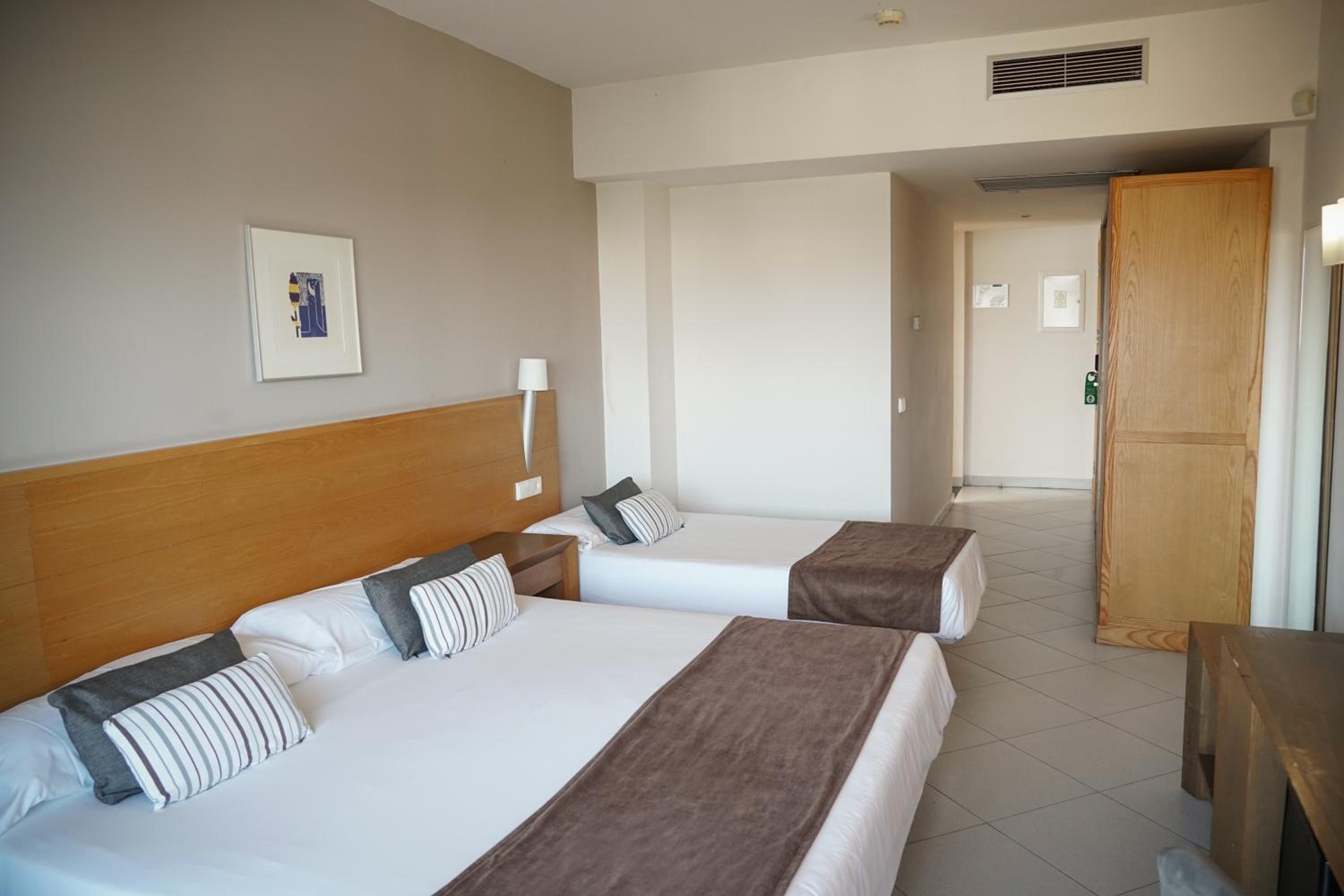 Family Suite (2 Adults + 1 Child) photo 2