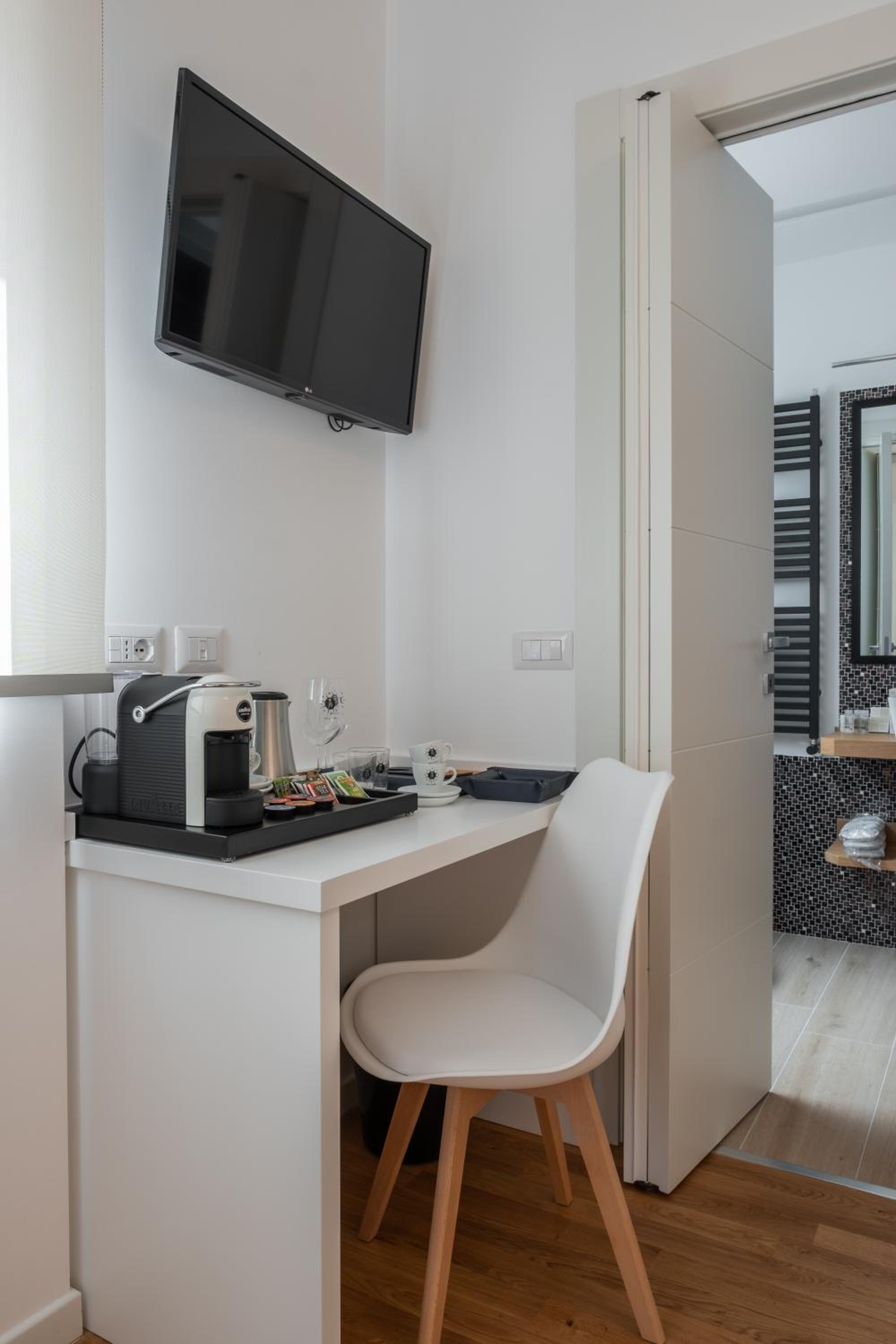 Double Room with Private Bathroom - Photo 7