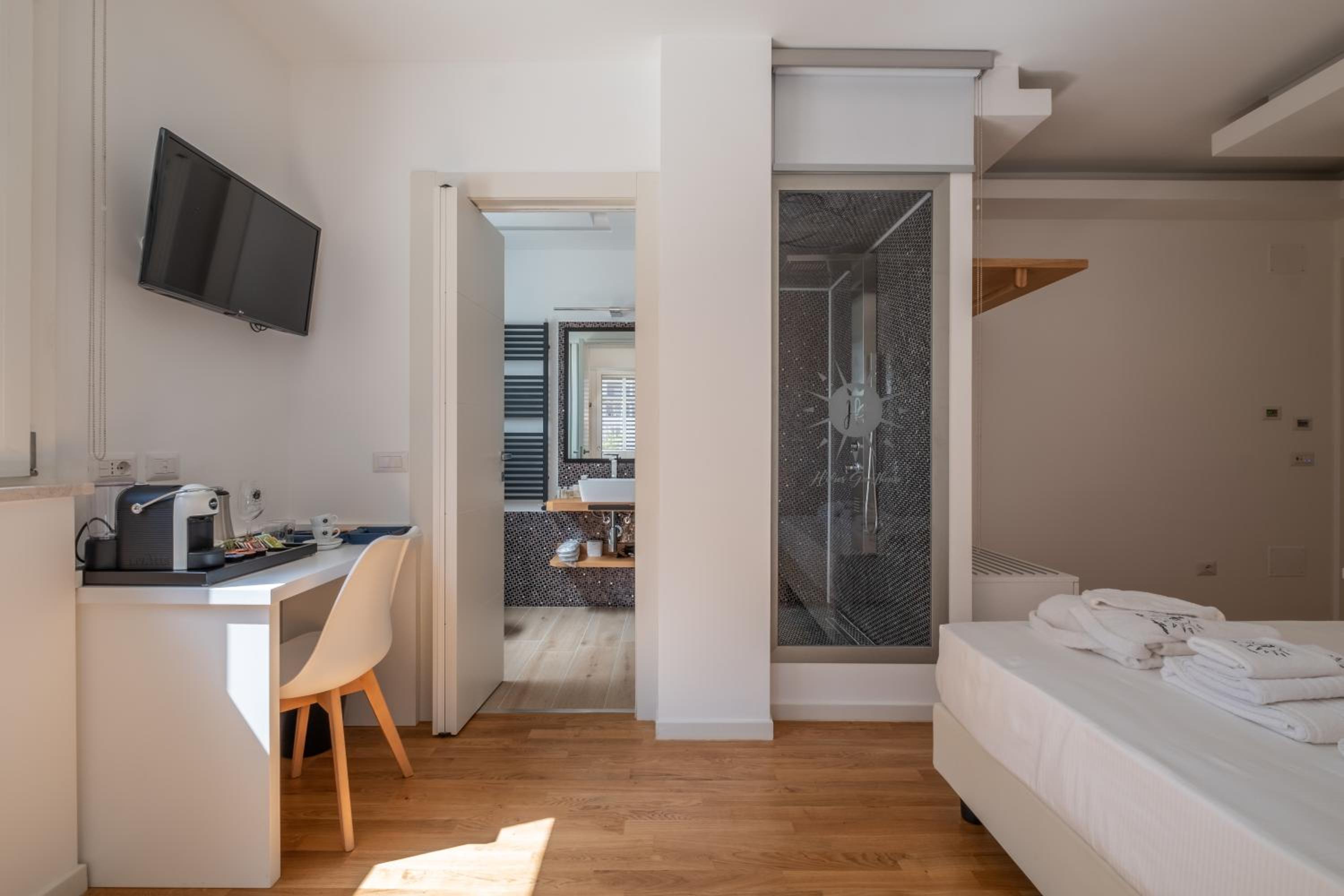 Double Room with Private Bathroom - Photo 15