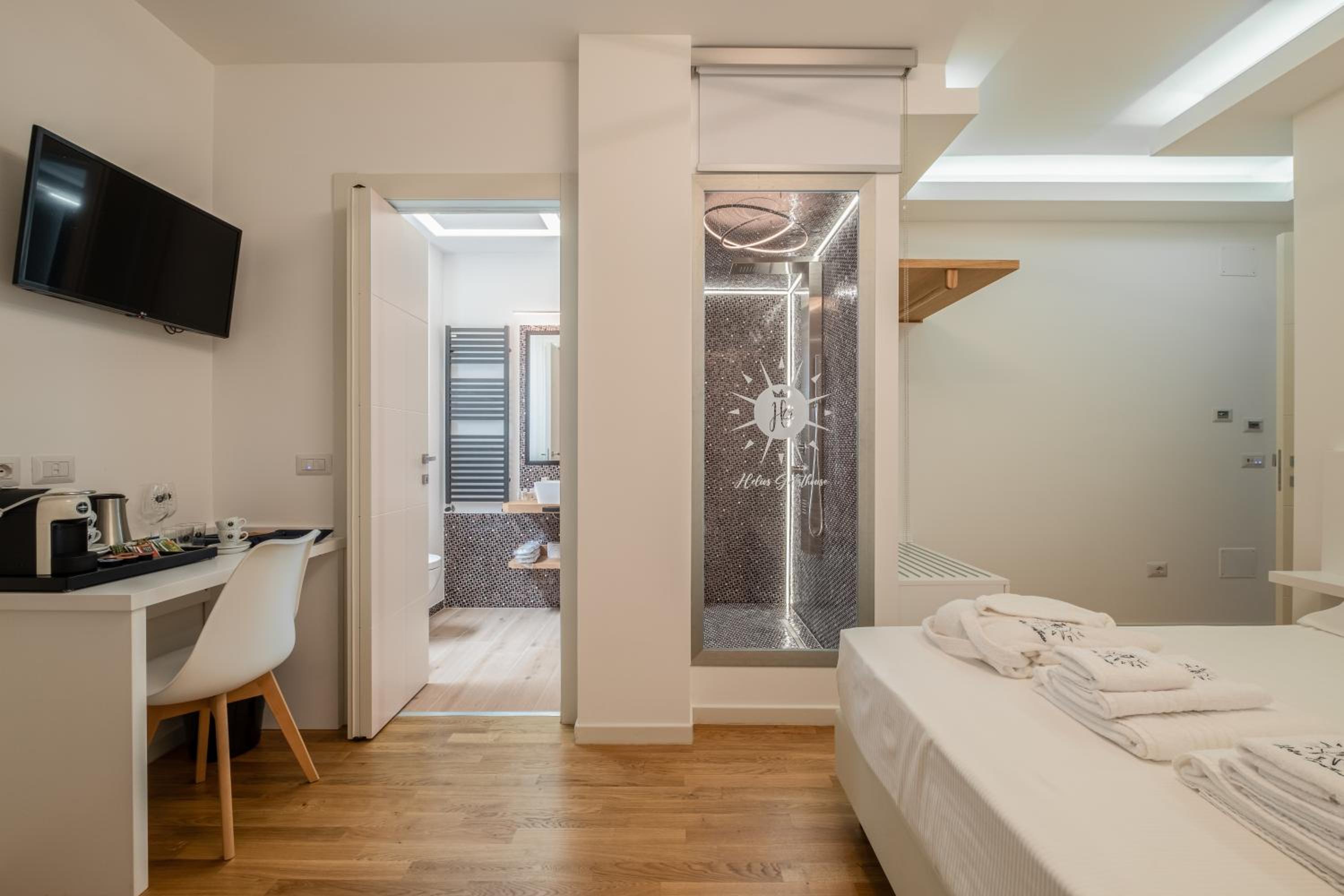 Double Room with Private Bathroom - Photo 14