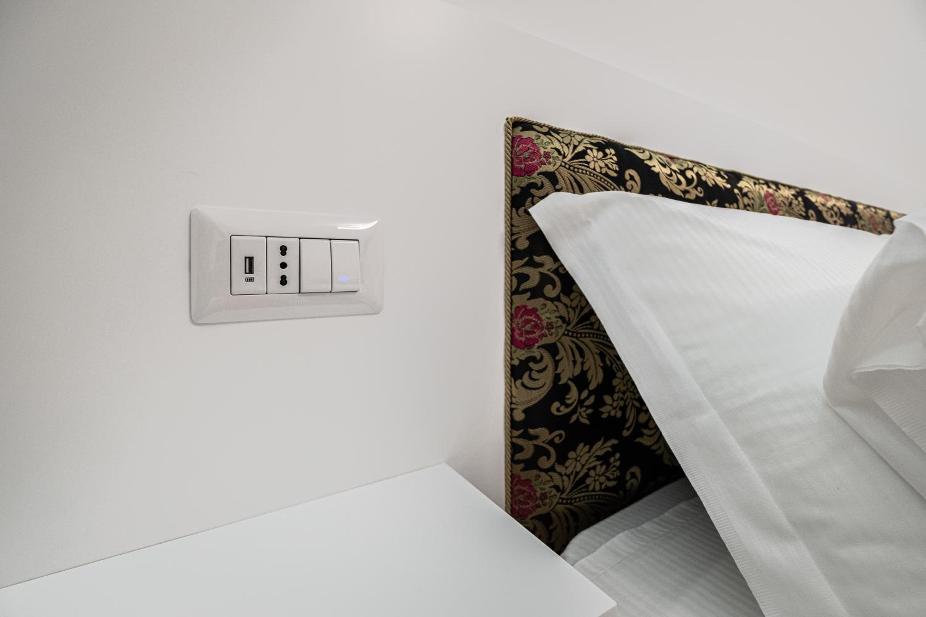 Double Room with Private Bathroom - Photo 6