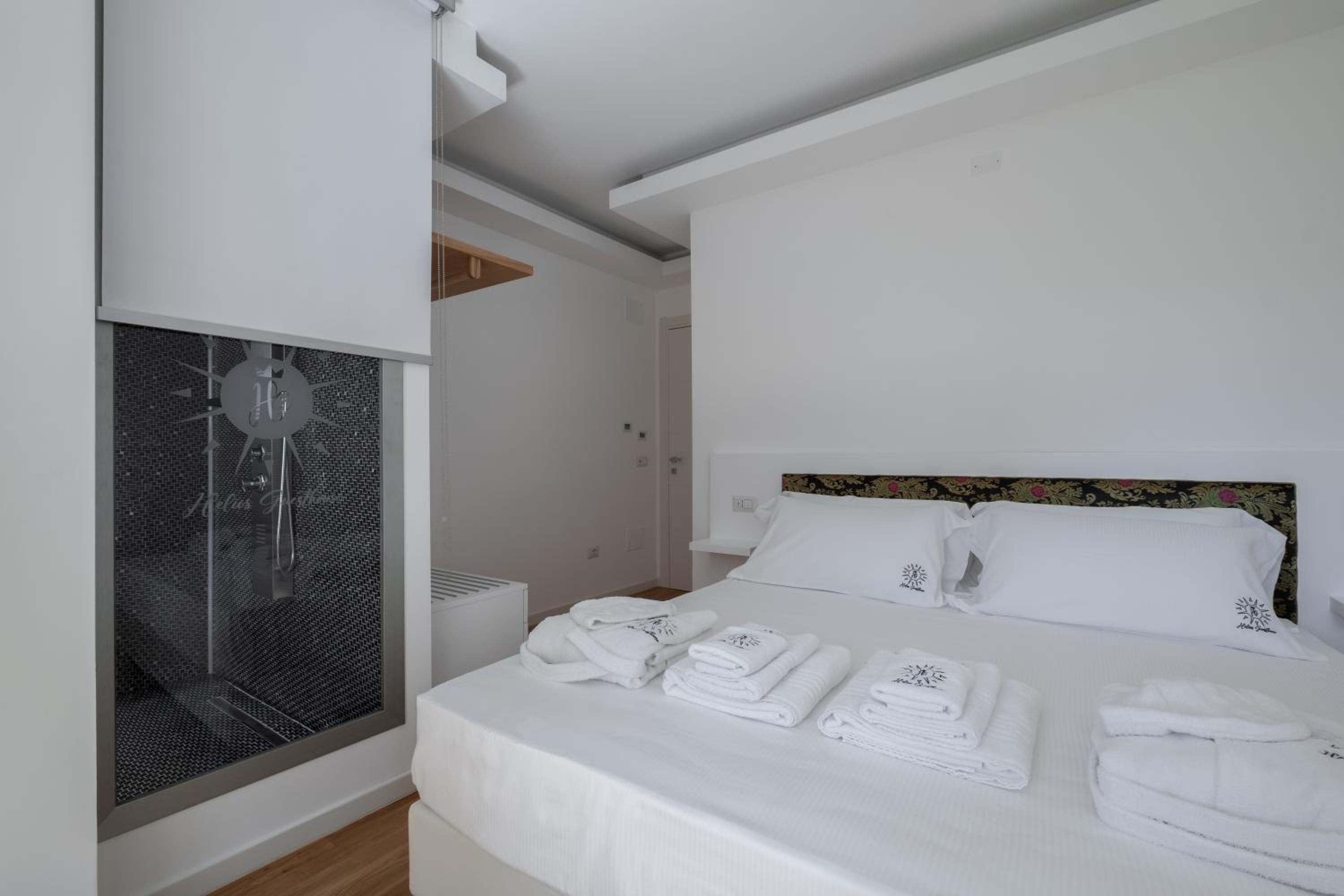 Double Room with Private Bathroom - Photo 2