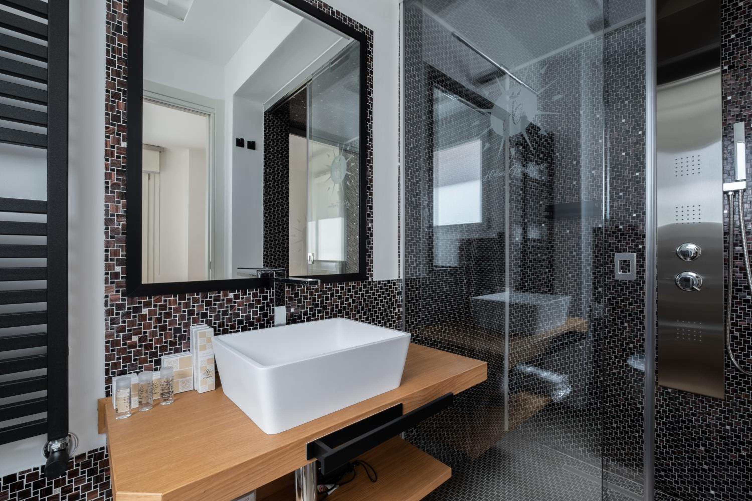 Double Room with Private Bathroom - Photo 19