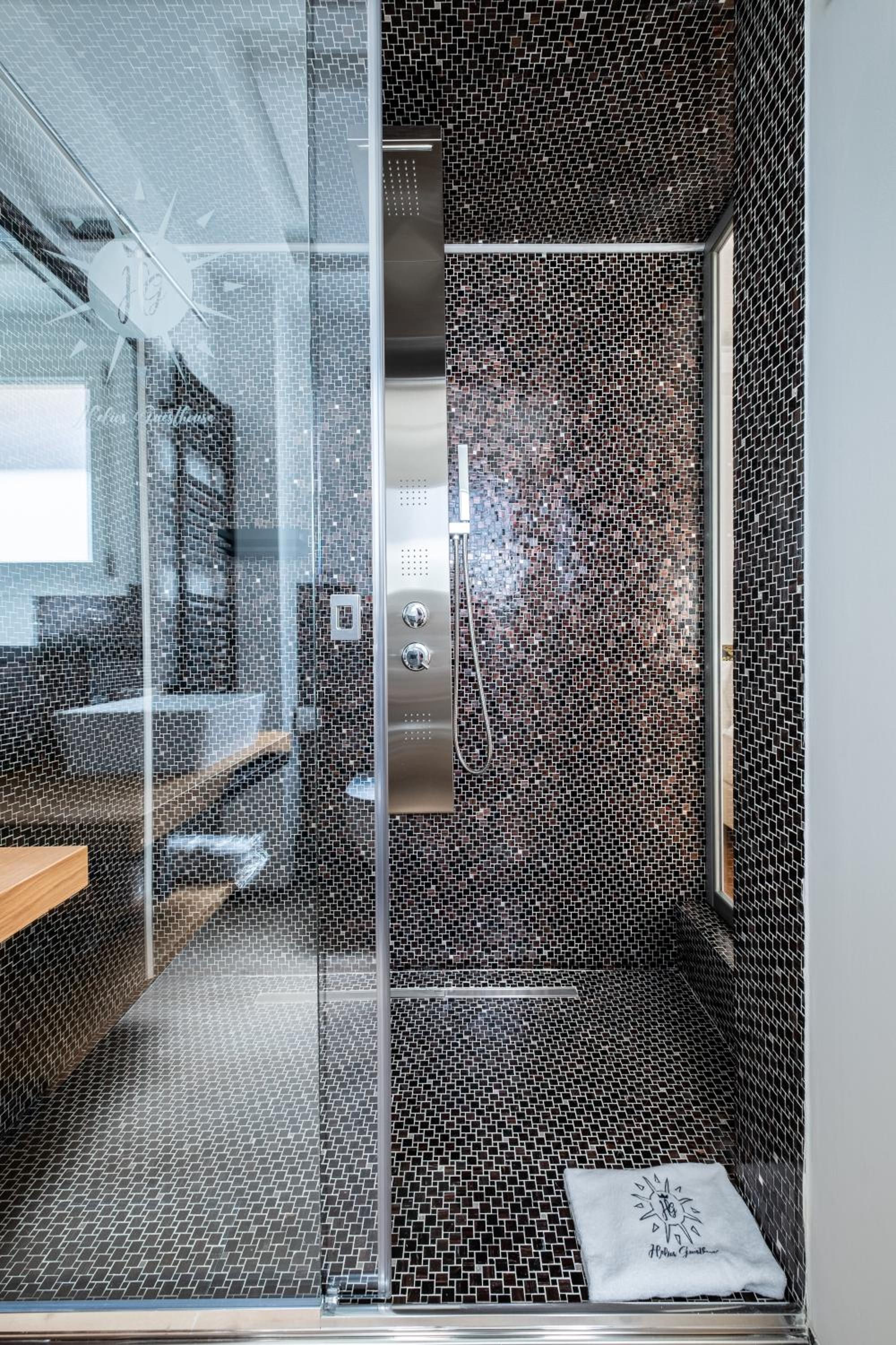 Double Room with Private Bathroom - Photo 17