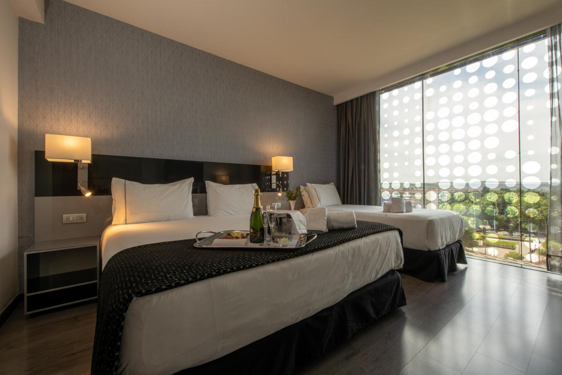 Deluxe Room with Extra Bed - Photo 9