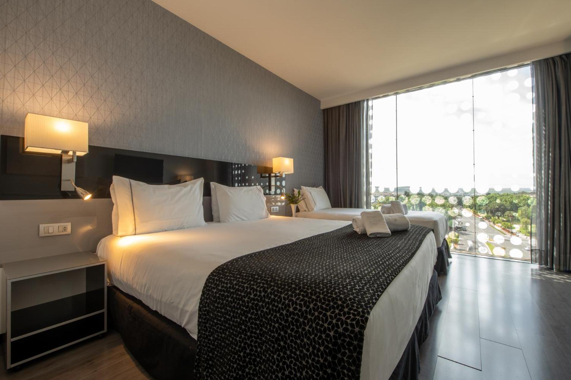 Deluxe Room with Extra Bed - Photo 10