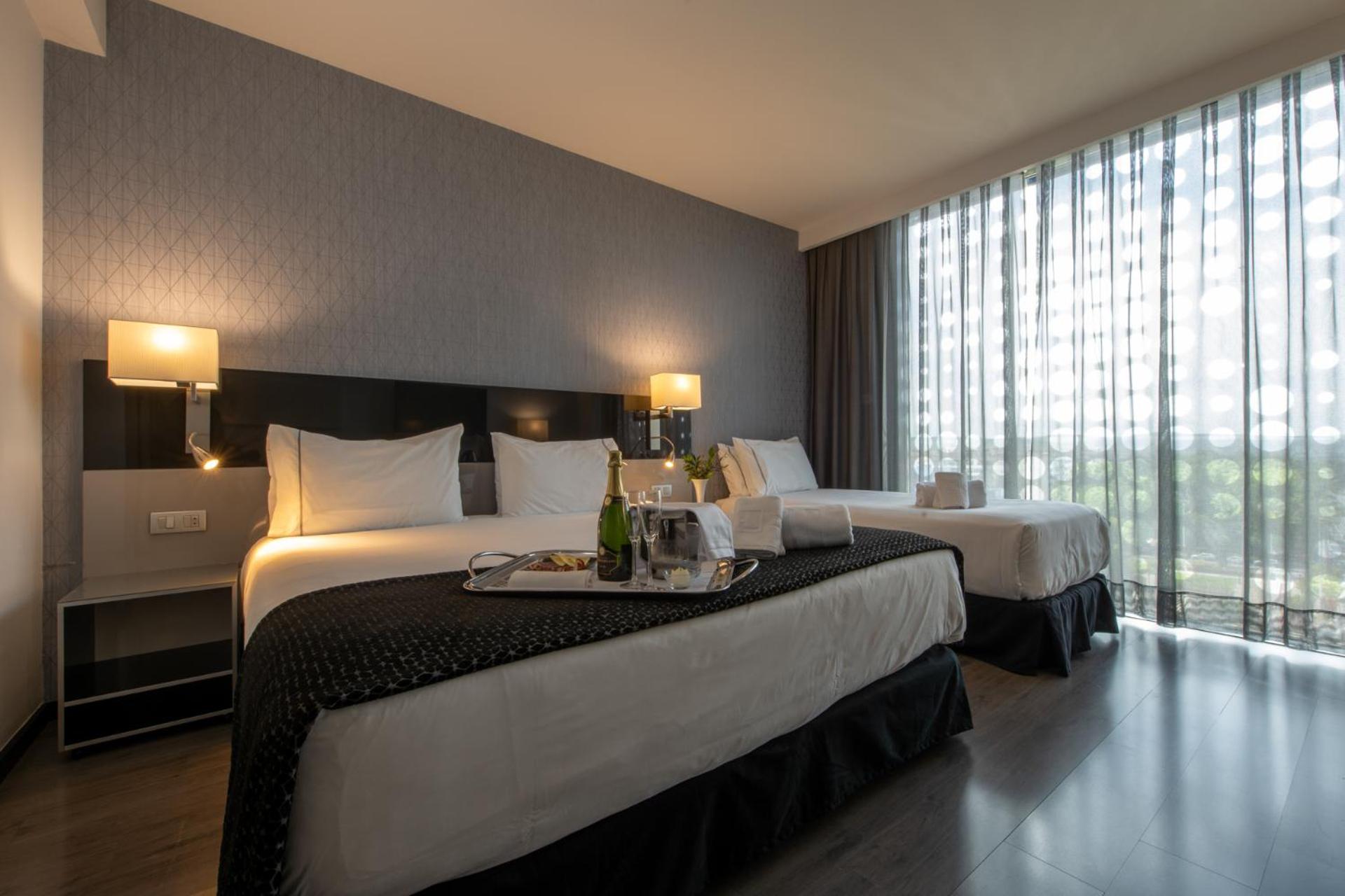 Deluxe Room with Extra Bed - Photo 2