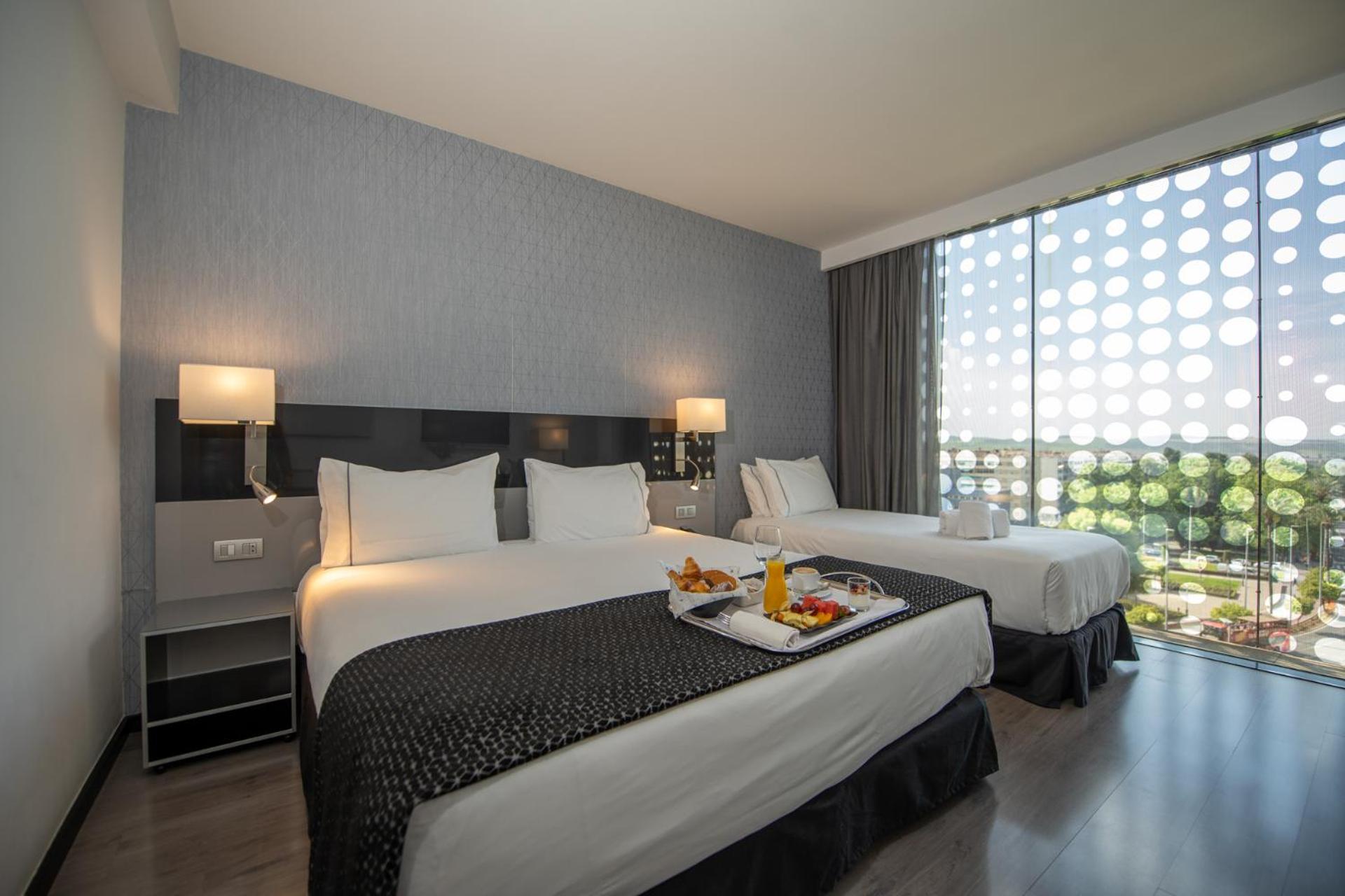 Deluxe Room with Extra Bed - Photo 3