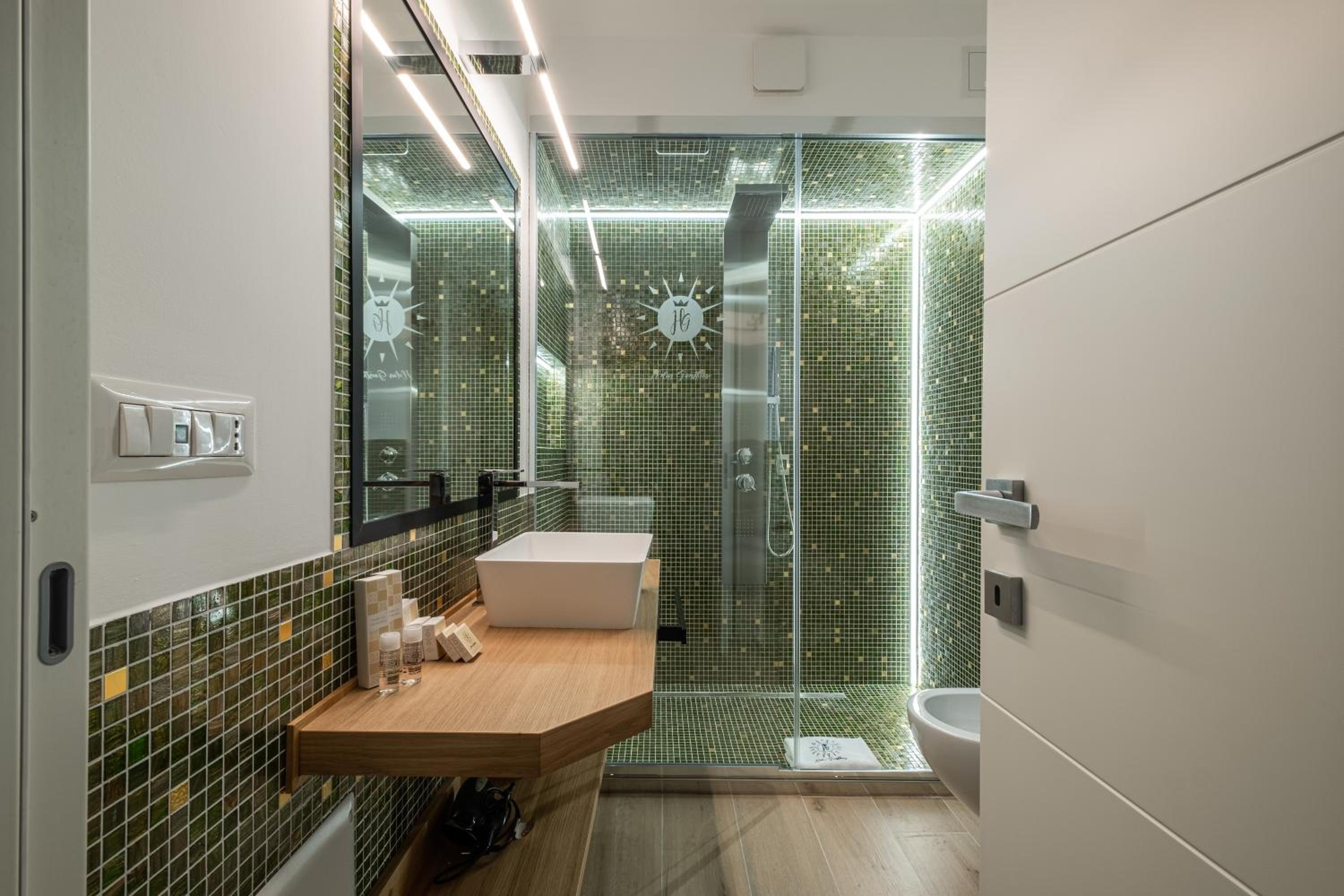 Double Room with Private Bathroom photo 2