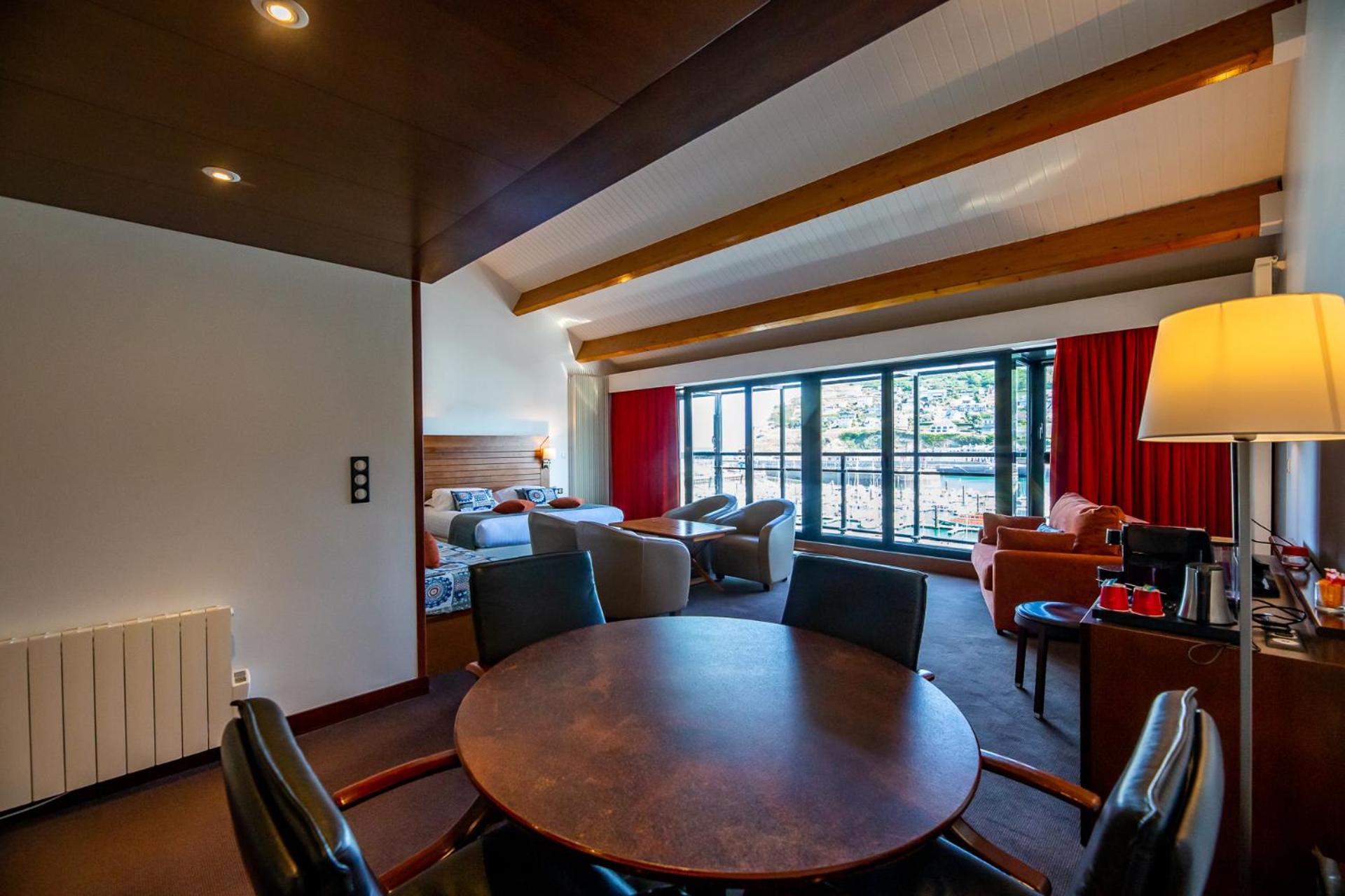 Deluxe Suite (4 Persons) With Sea View - Photo 14