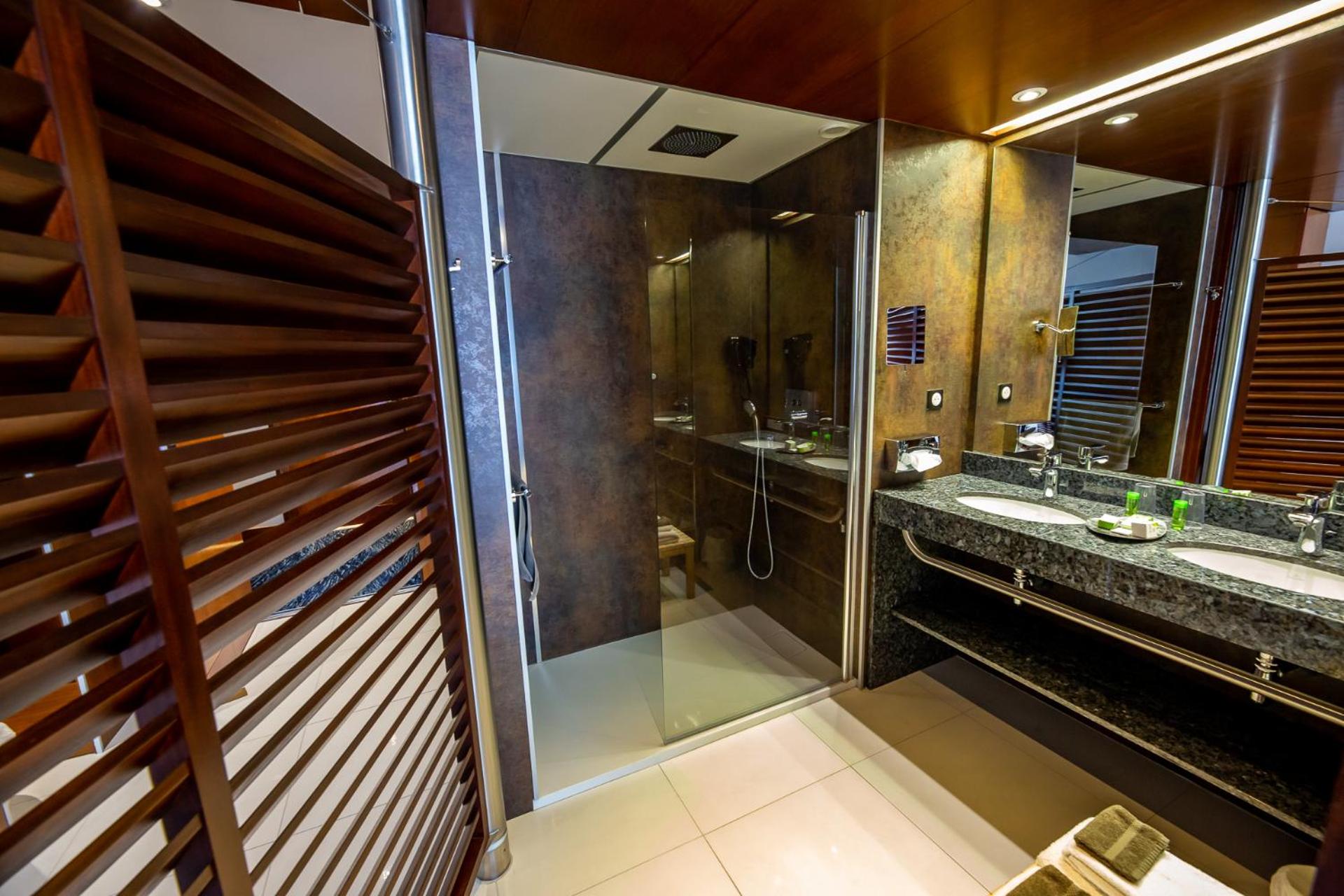 Double or Twin Room with Harbor View - Photo 3