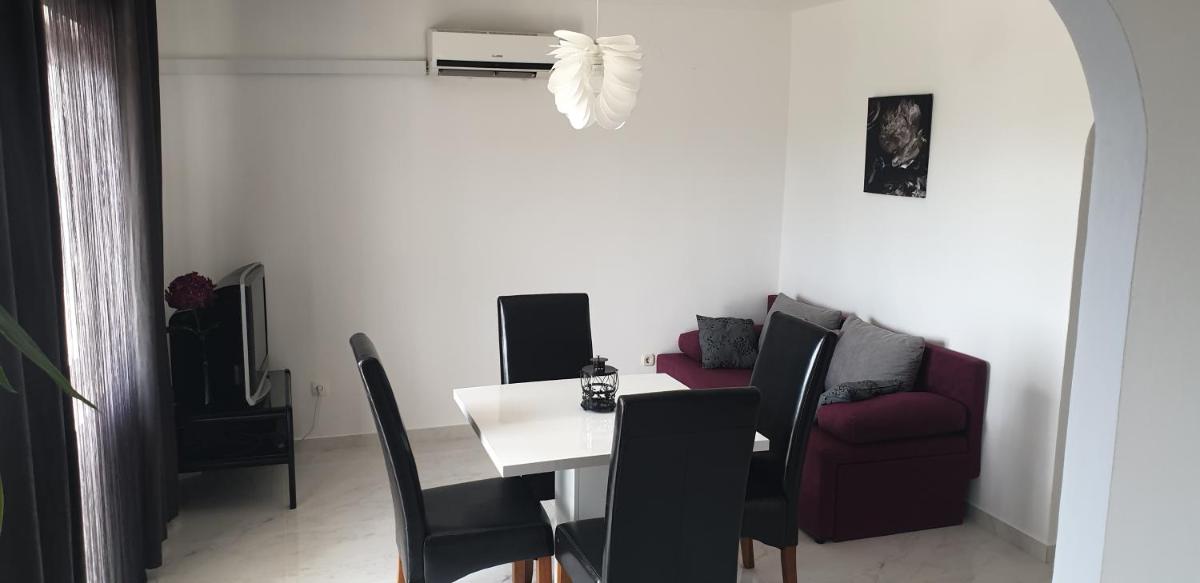 Apartment with Balcony - Photo 15
