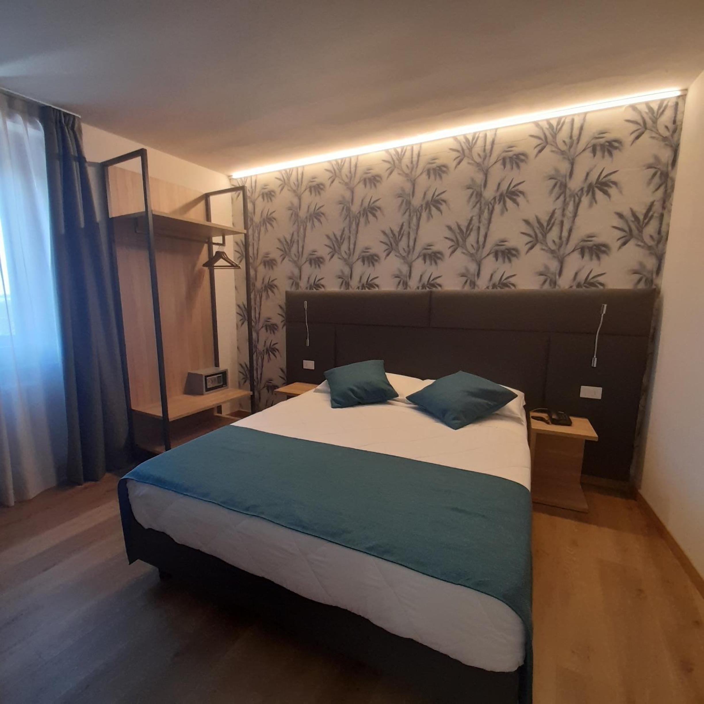 Superior Triple Room with Lake View - Photo 1