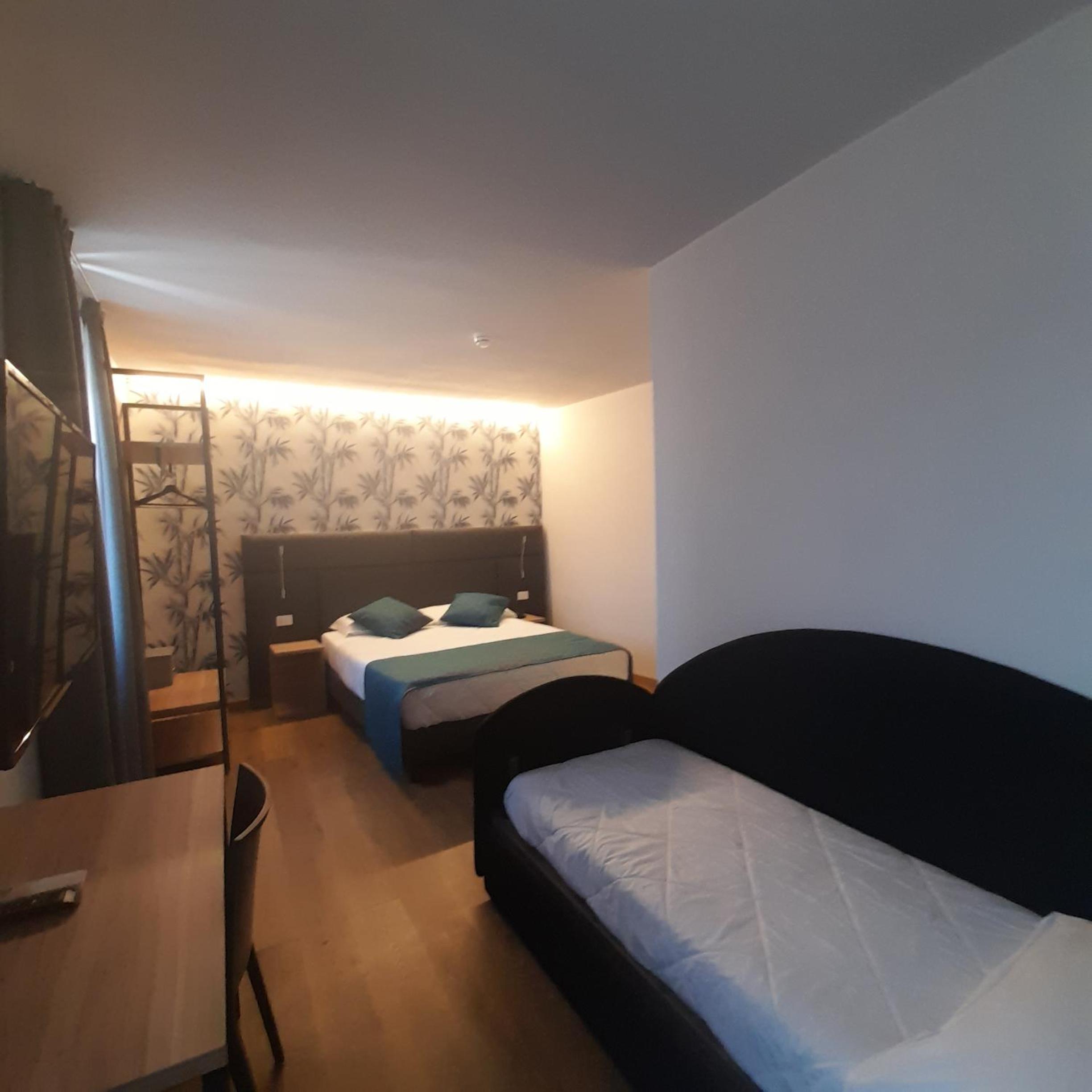 Superior Triple Room with Lake View - Photo 3