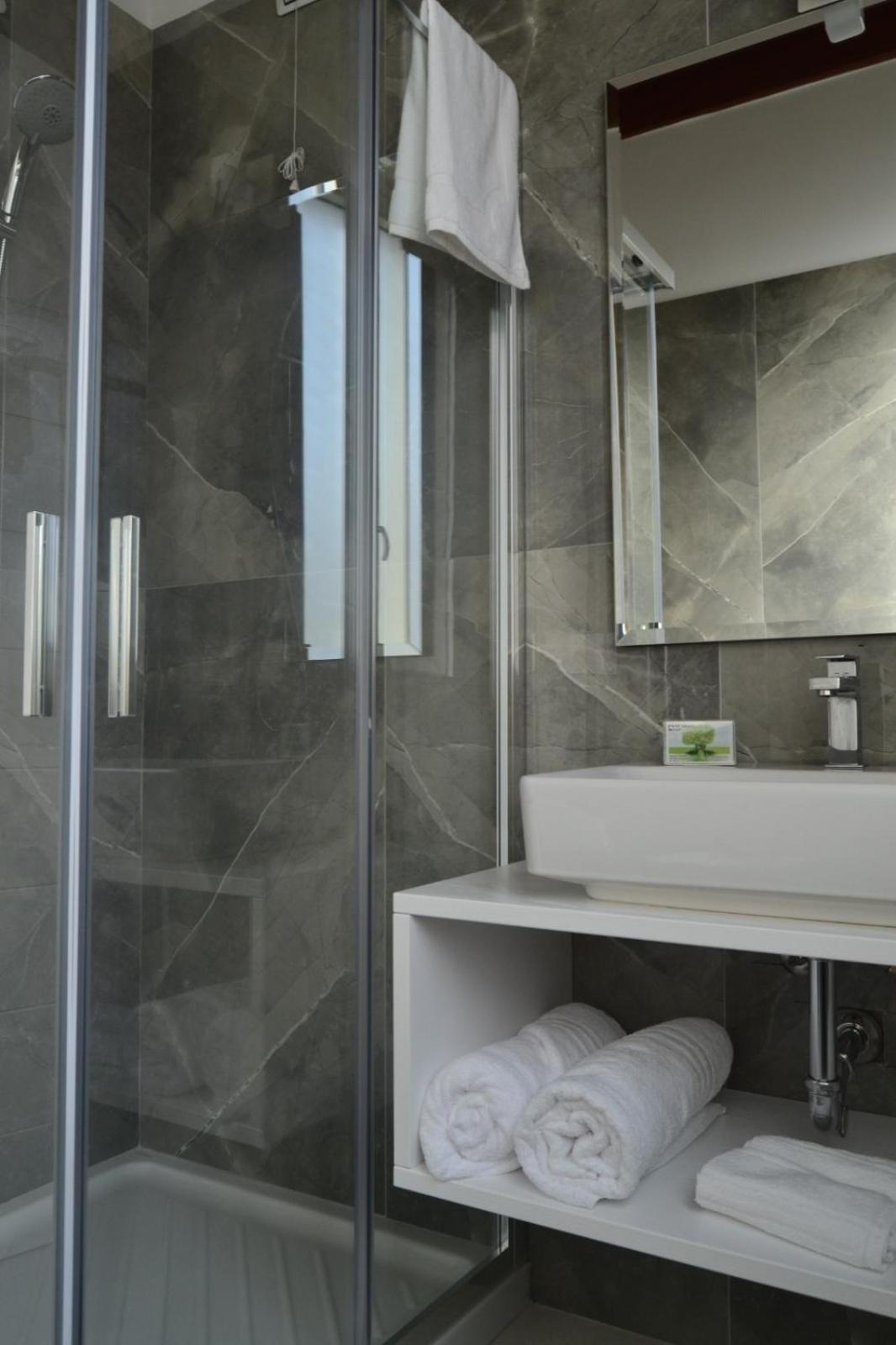 Large Double Room - Photo 24