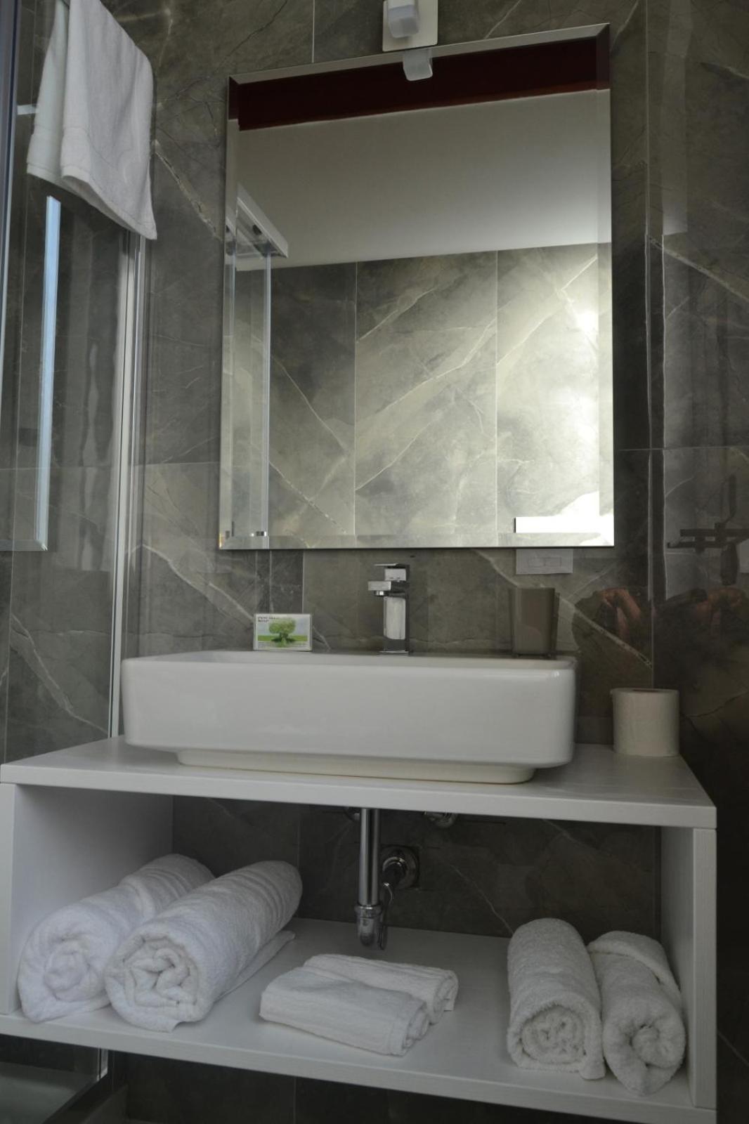 Large Double Room - Photo 23